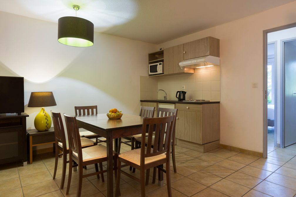 image A fully equipped kitchen with dining table means guests can prepare their own meals at any time, with no need to rely on restaurant hours.