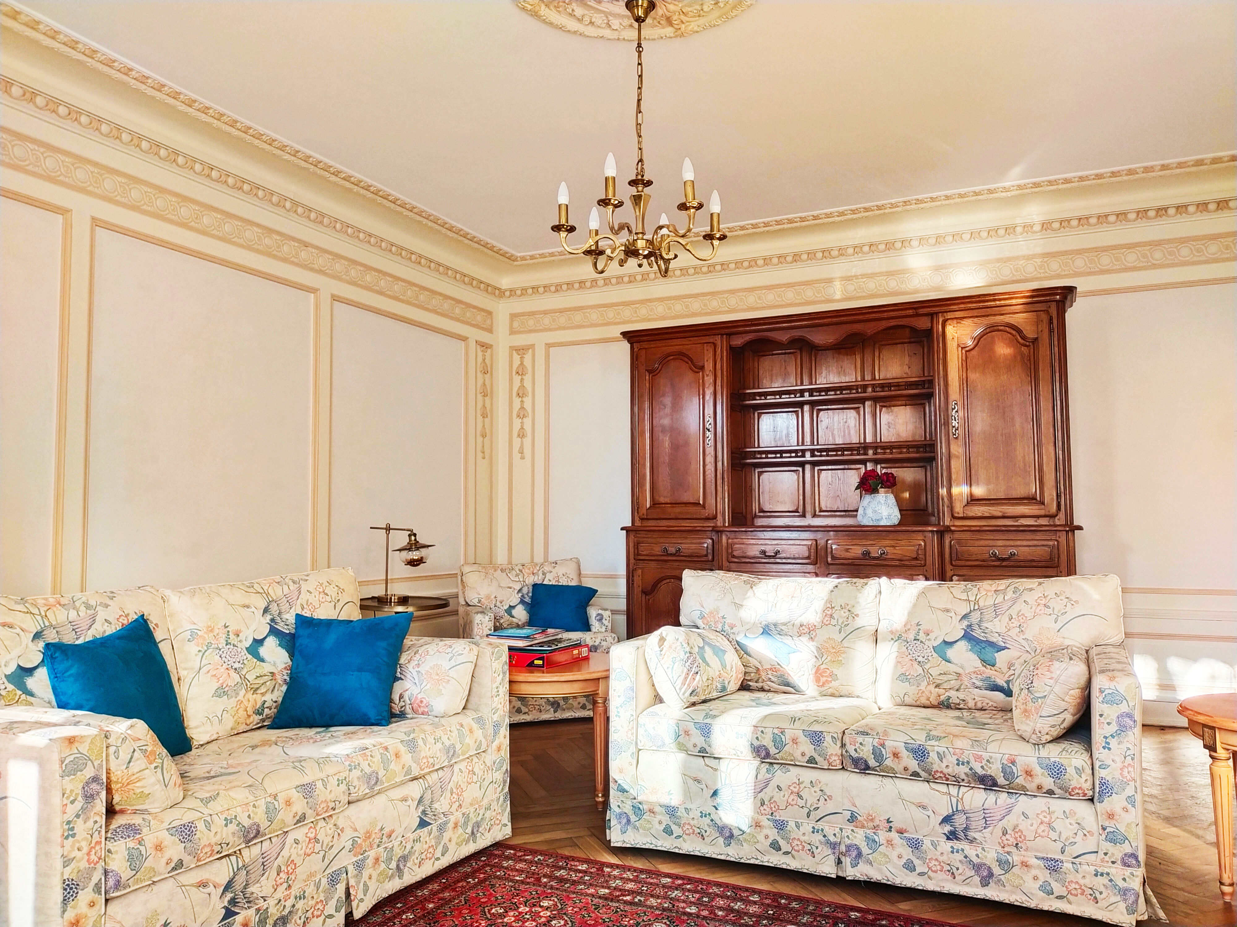 image The grand shared lounge, with its chandelier and decorative molding, brings both suites together in this fully private-hire estate.