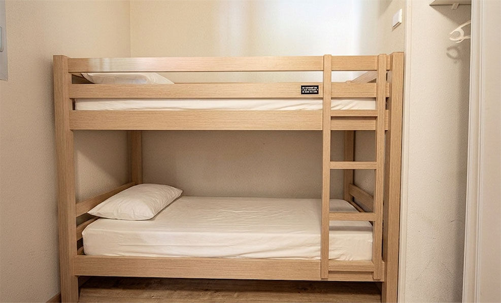 image Bunk beds in the sleeping nook give the group extra space after a day exploring Ax 3 Domaines.