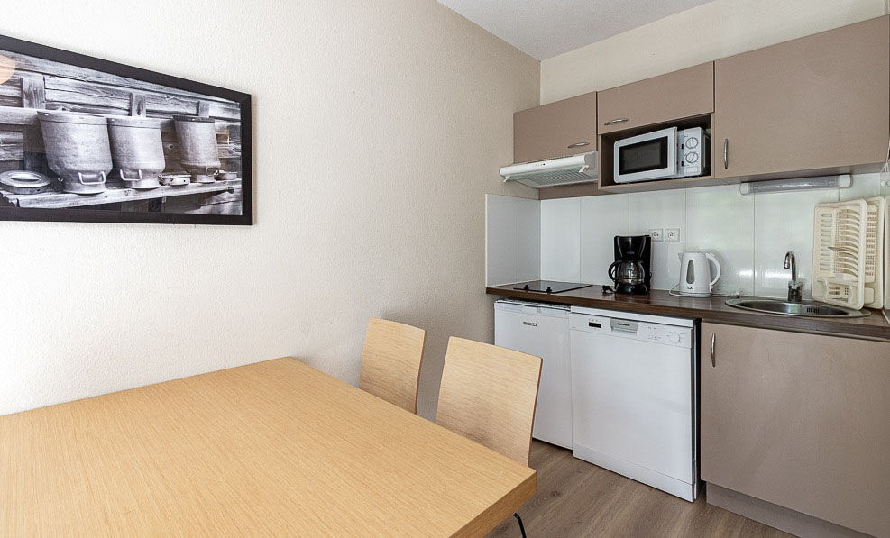 image The kitchenette's dishwasher and coffee maker make mornings easy before a day on the mountain.