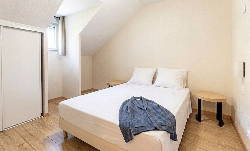 image The second bedroom offers its own closet, useful for longer stays near the trails or pistes.