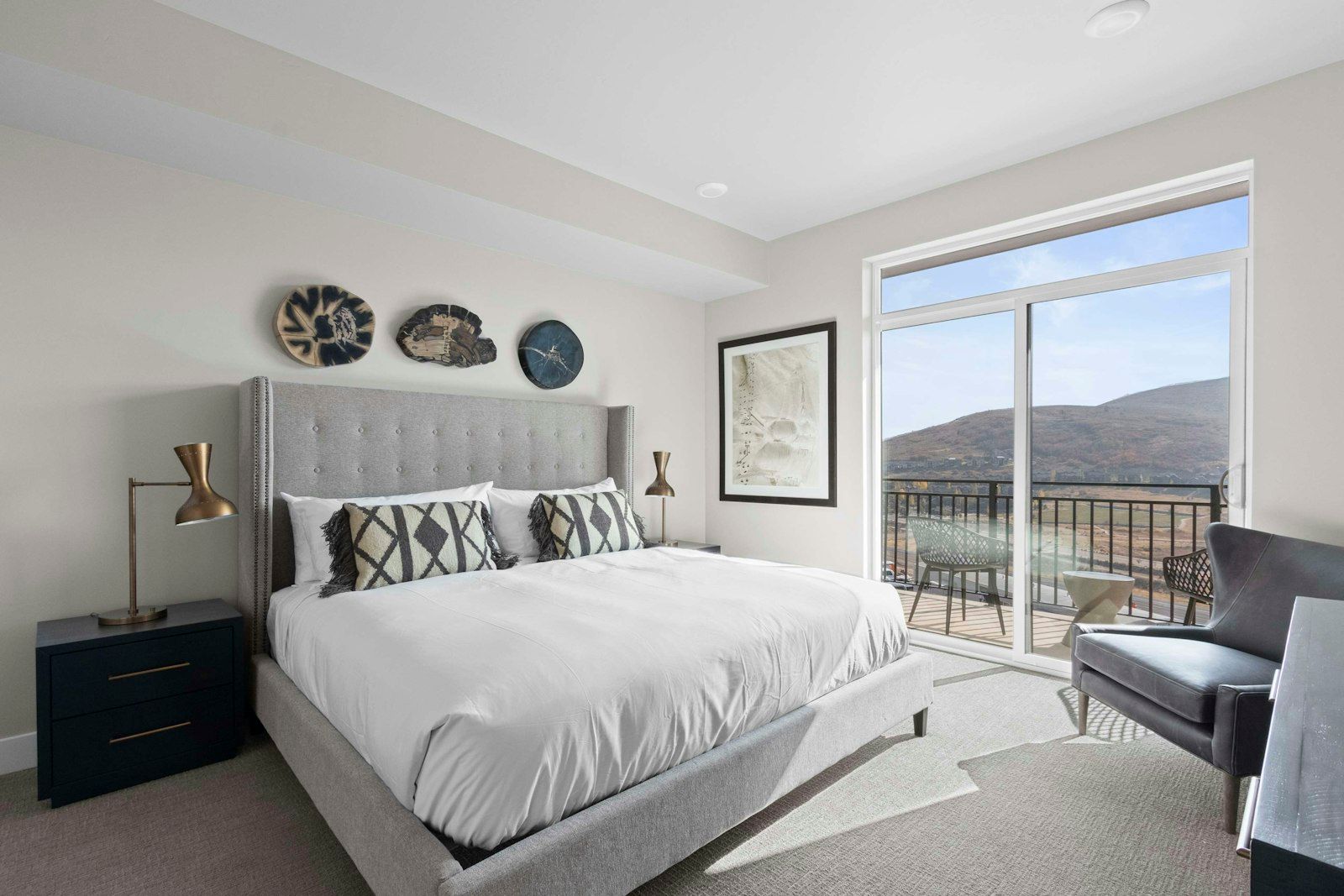 image King bedroom with balcony access and mountain views