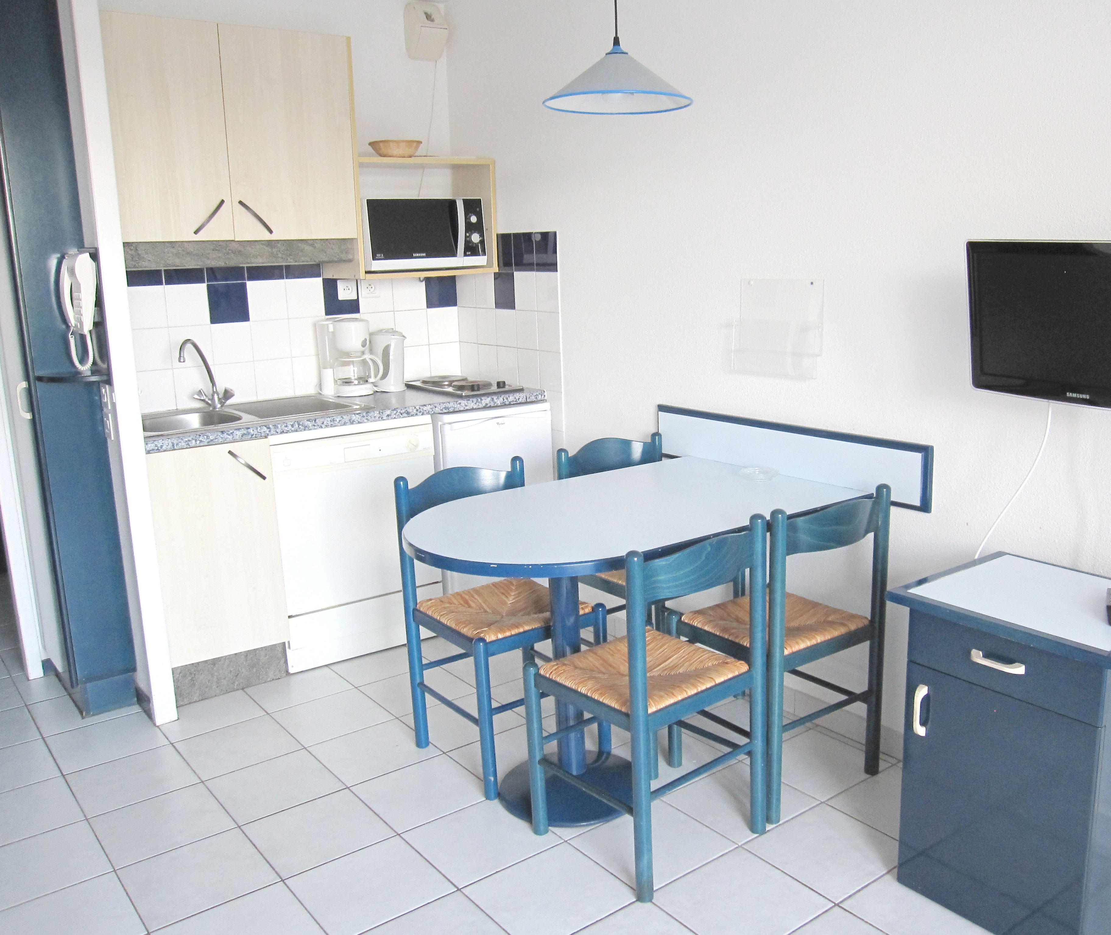 image After a day exploring Le Mail's cafes, whip up your own meal in the kitchenette with its microwave, hob, and dishwasher.