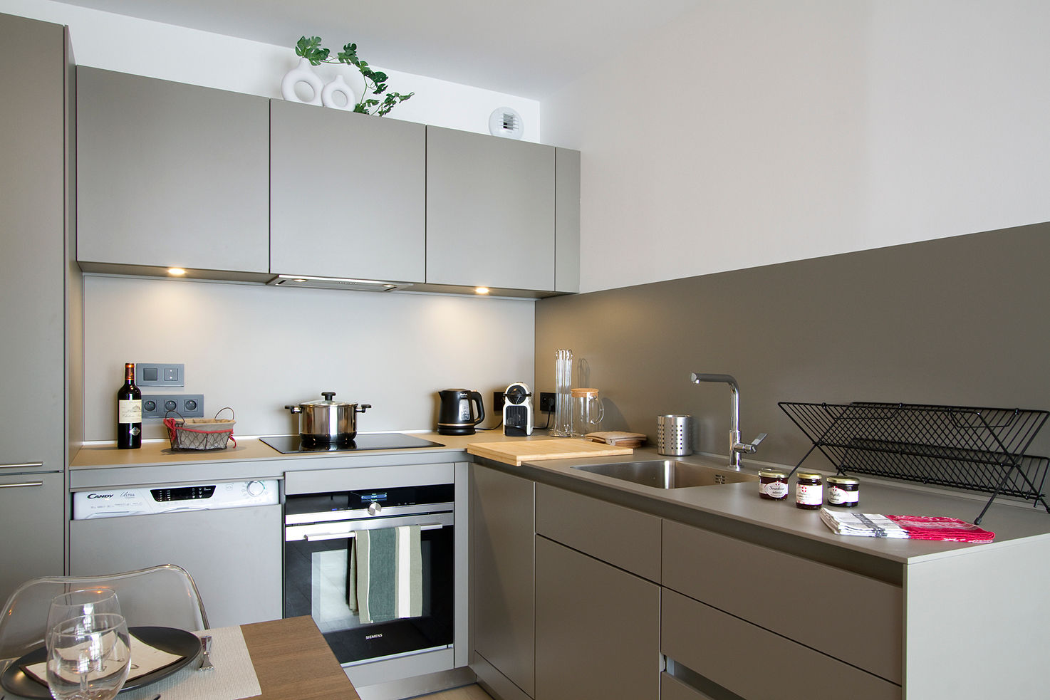 image Whip up a mountain breakfast in the open-plan kitchen with a full-size oven and dishwasher.