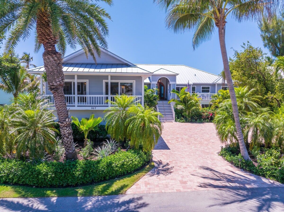 image The property's exterior sets the tone for a single-story coastal retreat.