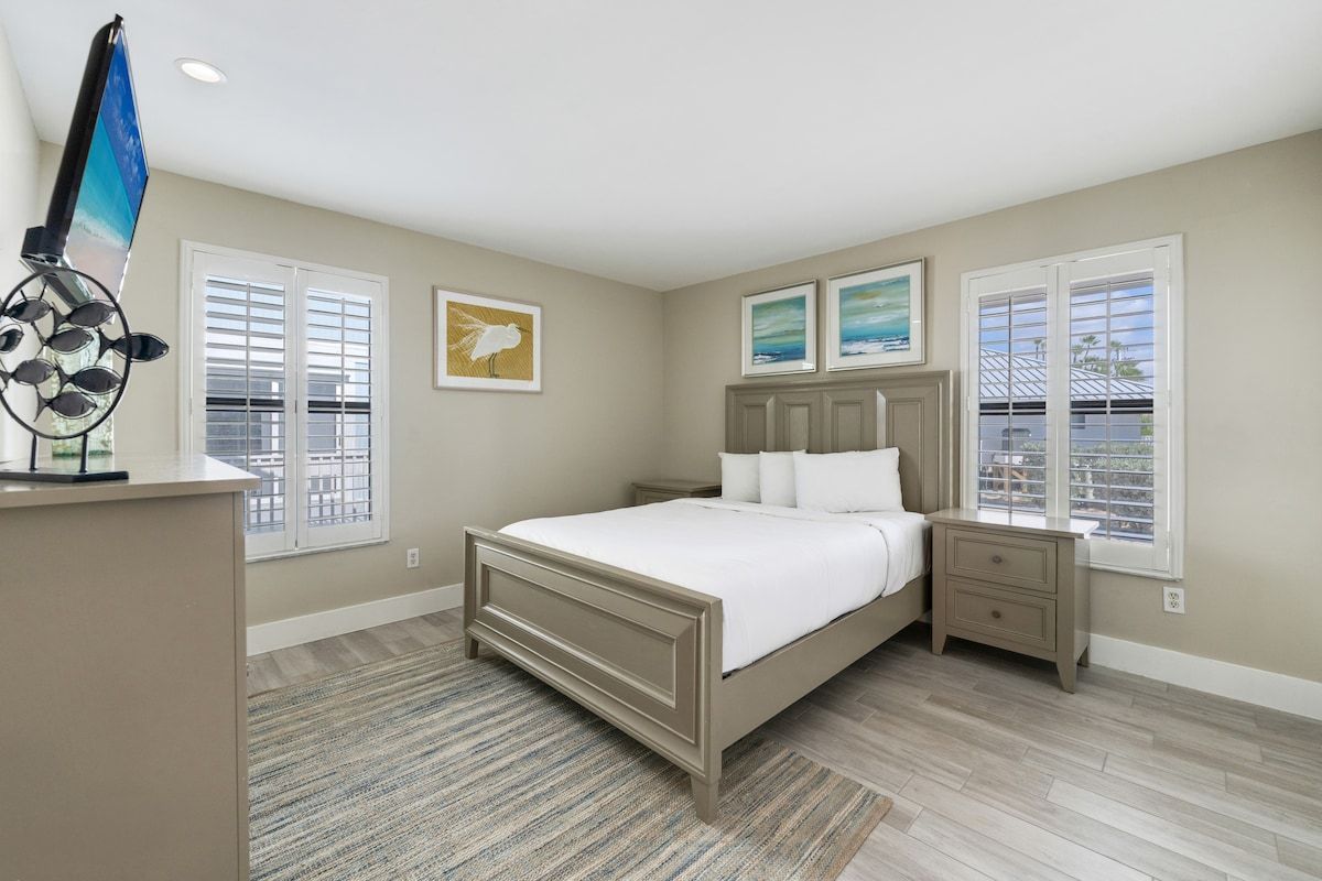 image This bedroom features a queen bed.