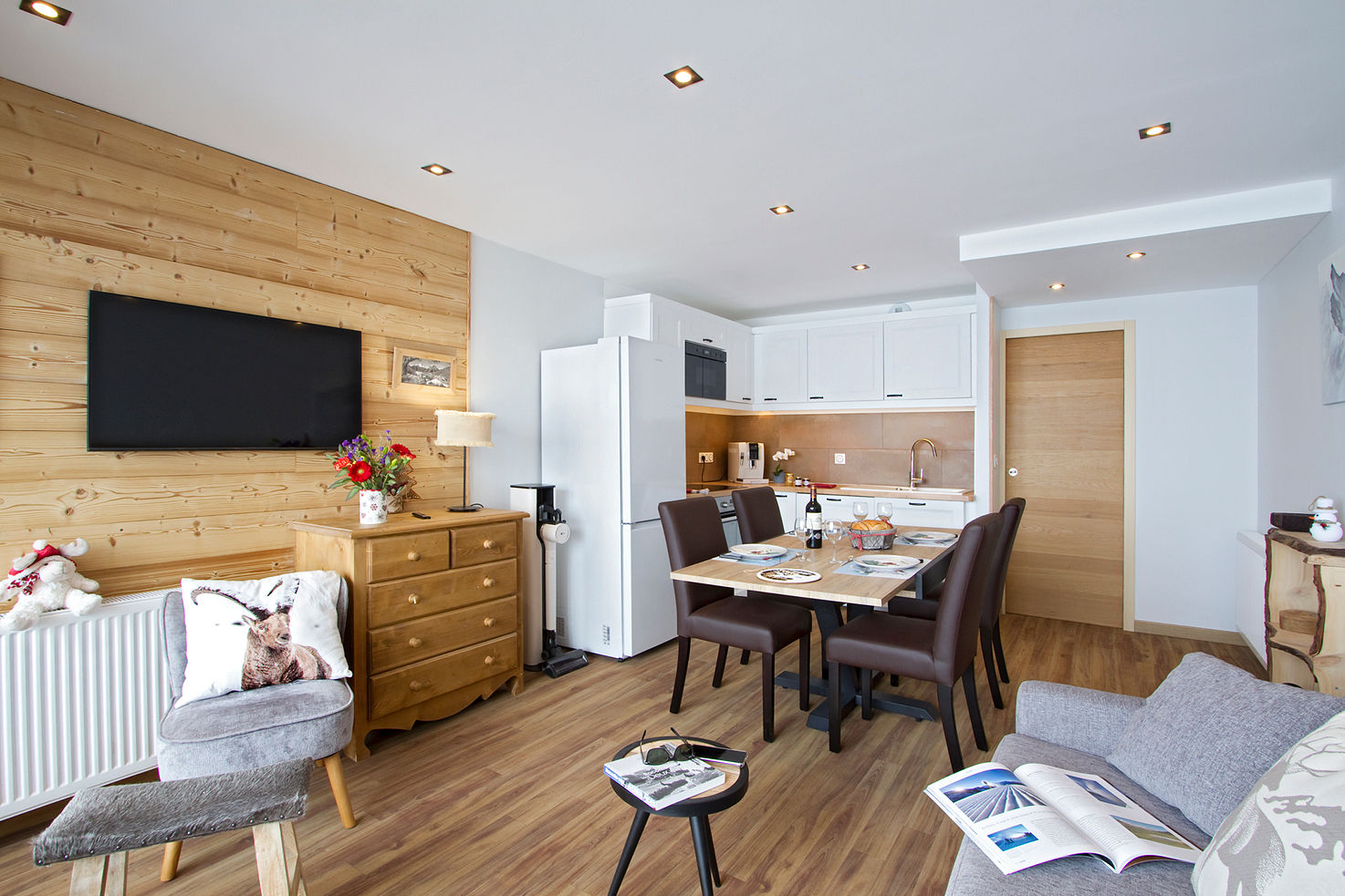 image Cozy wood-paneled lounge, perfect for relaxing after a day on the slopes