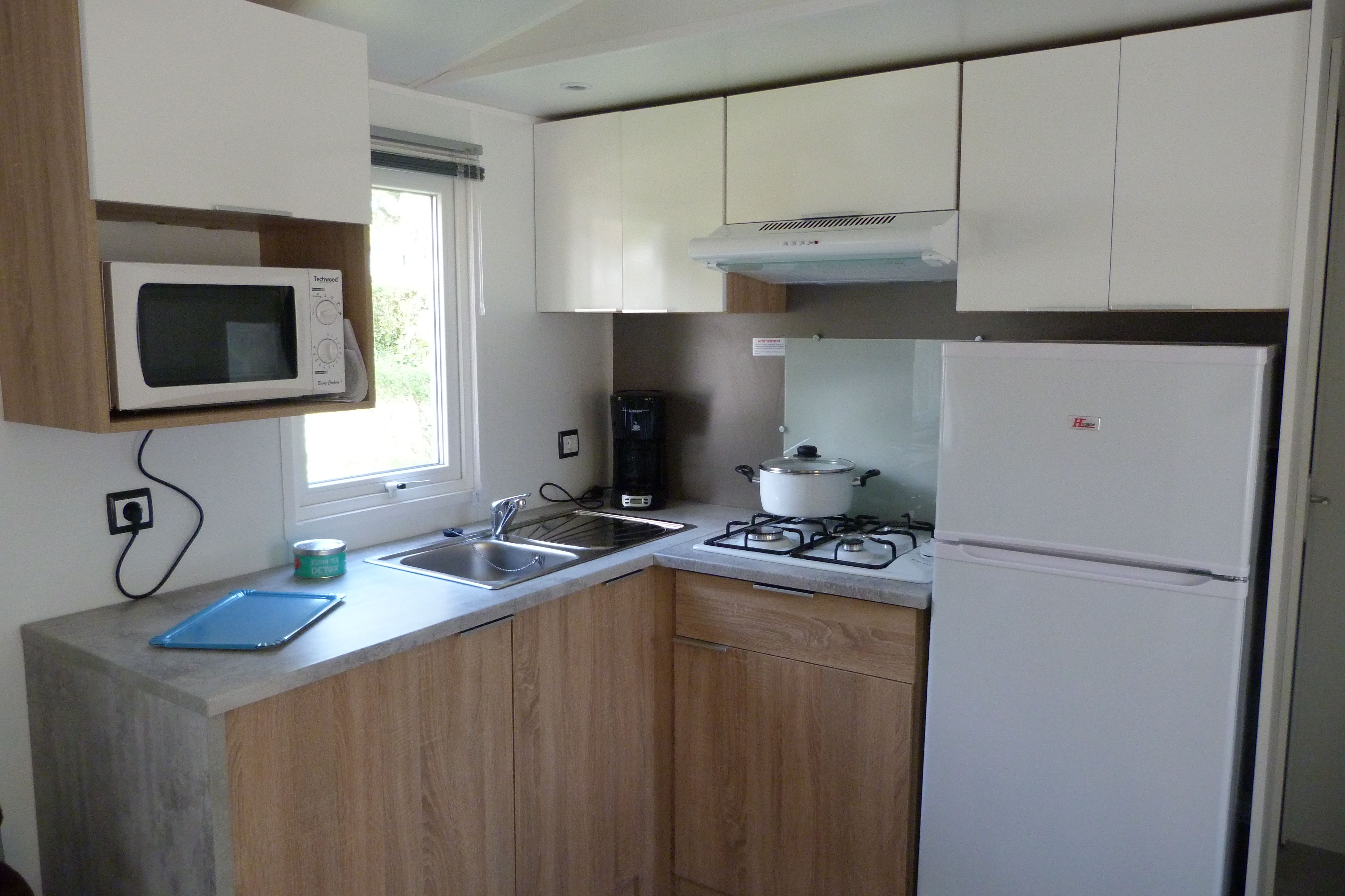 image The fully equipped kitchen, with fridge, hob and microwave.