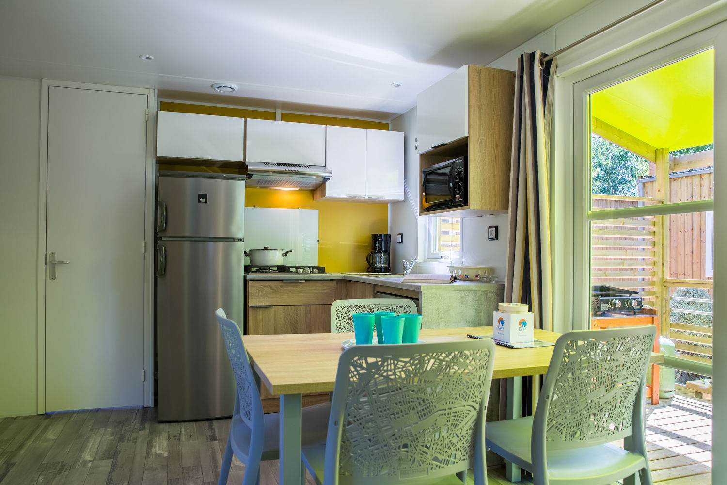 image The fully equipped kitchen and dining area.