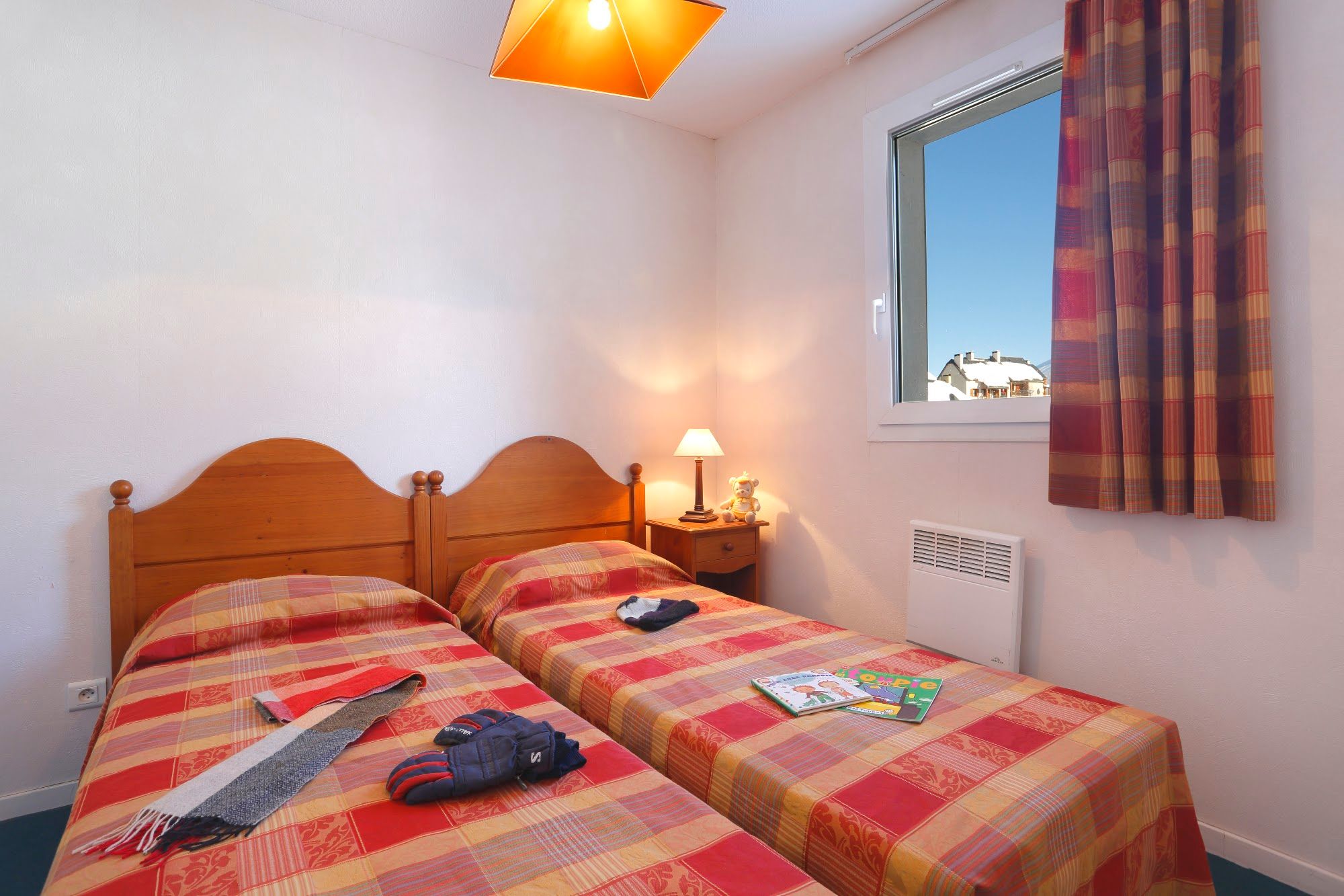 image Twin bedroom with two single beds and a window over the pistes