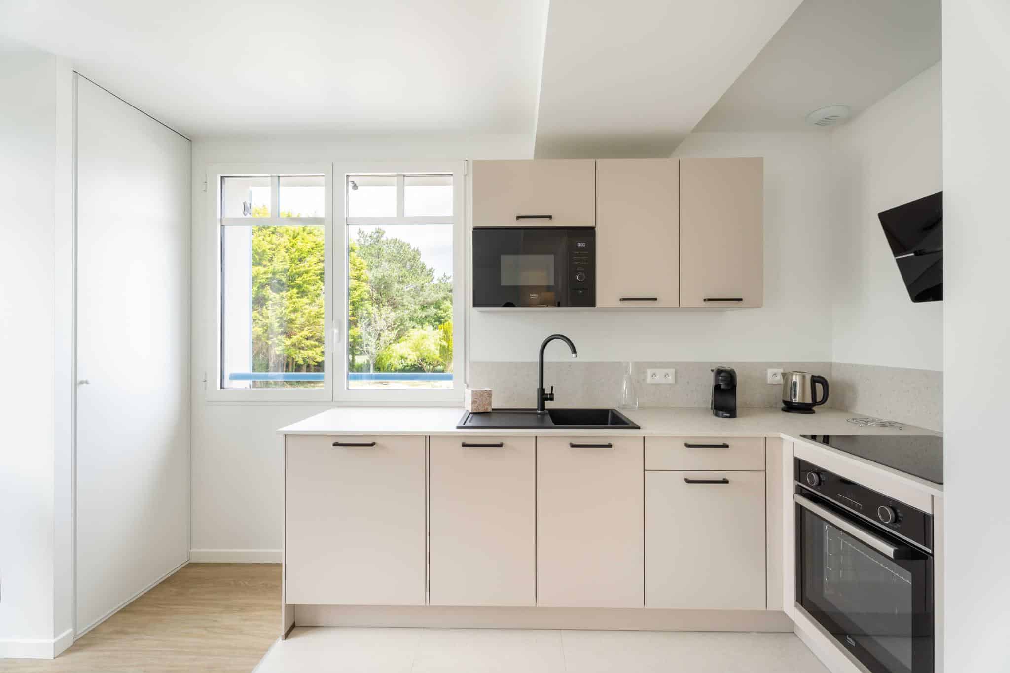 image The kitchen, with built-in oven and microwave.