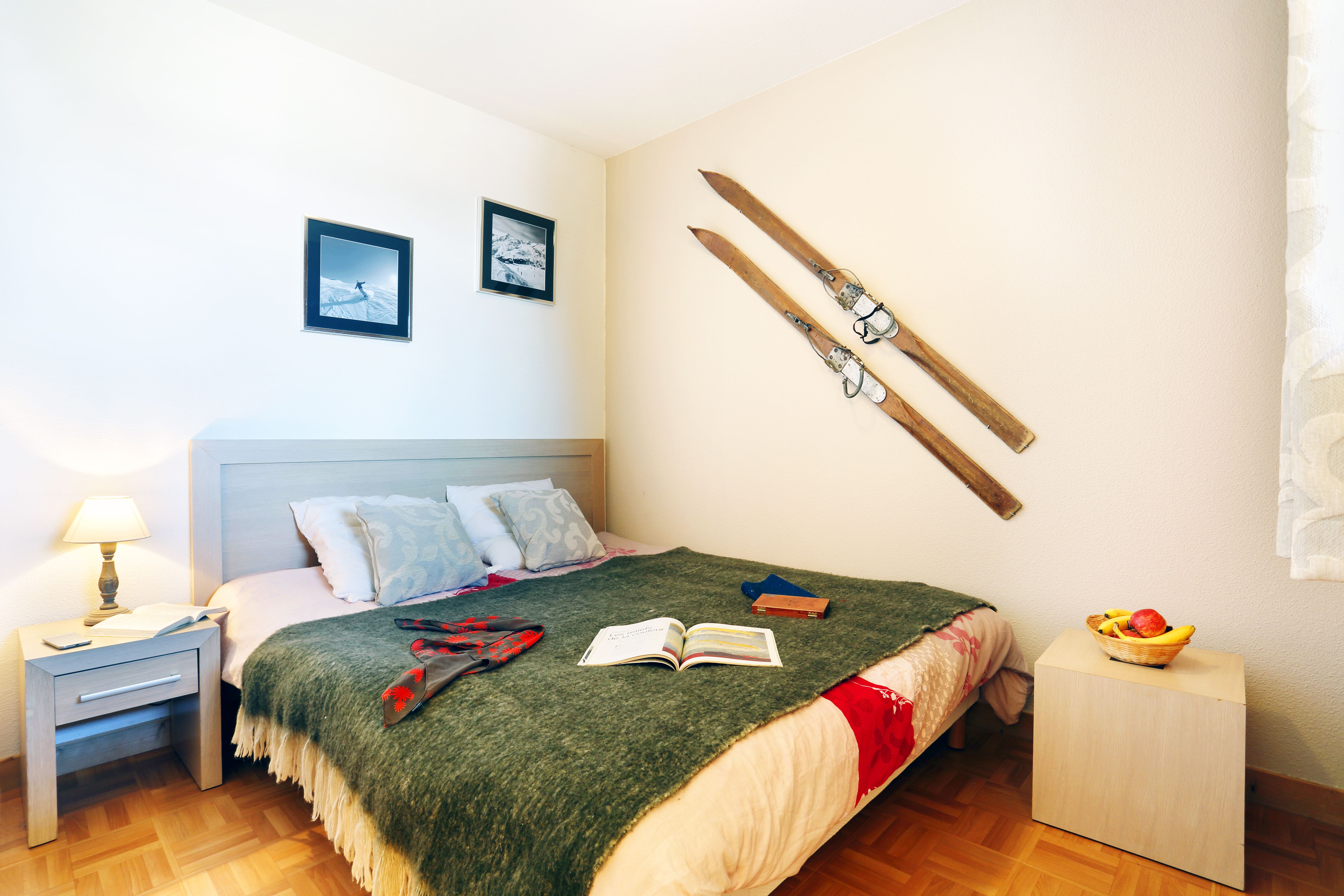 image Stylish bedroom with ski decor.