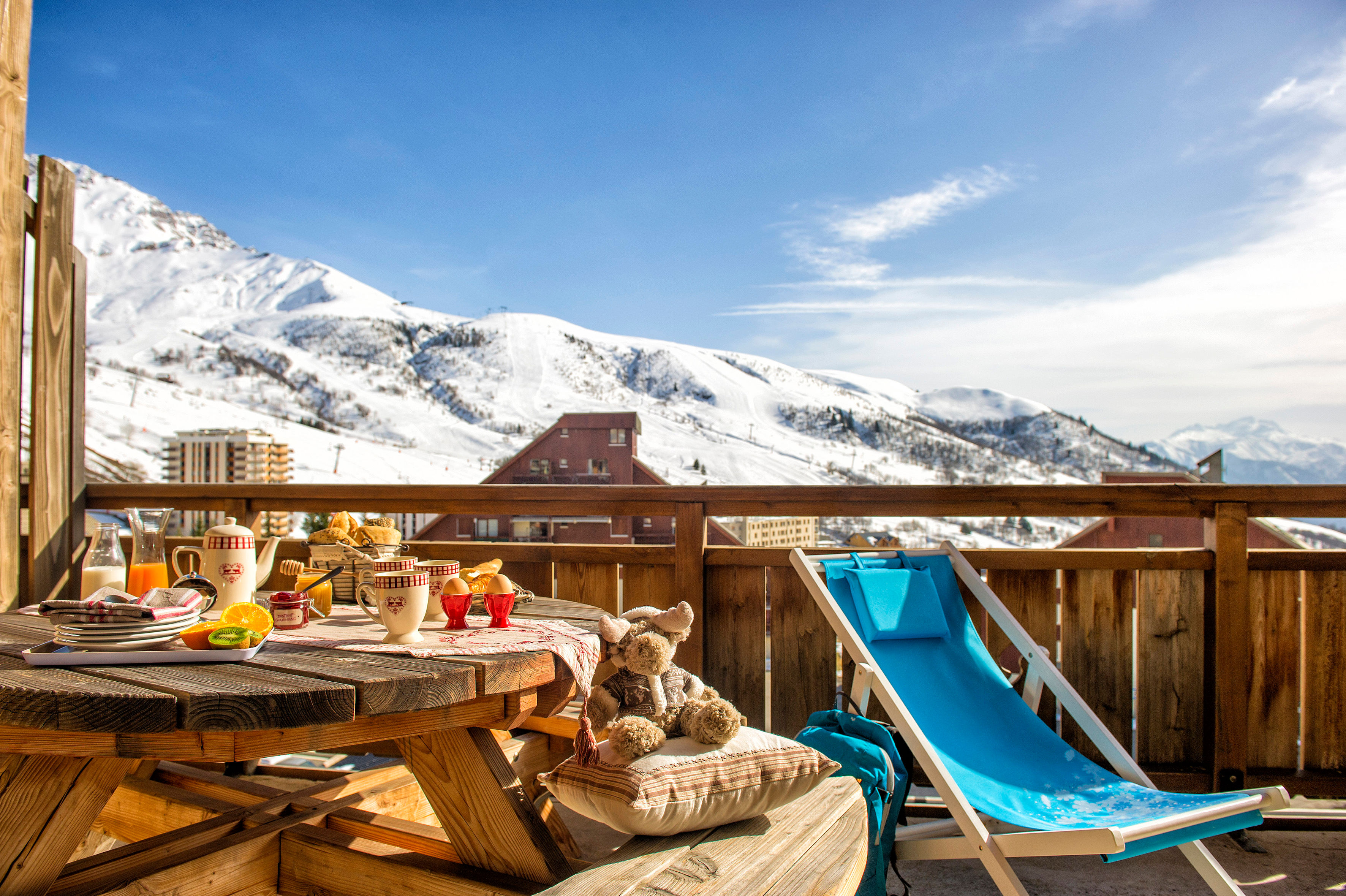 image Breakfast on the balcony comes with a view over the mountains.