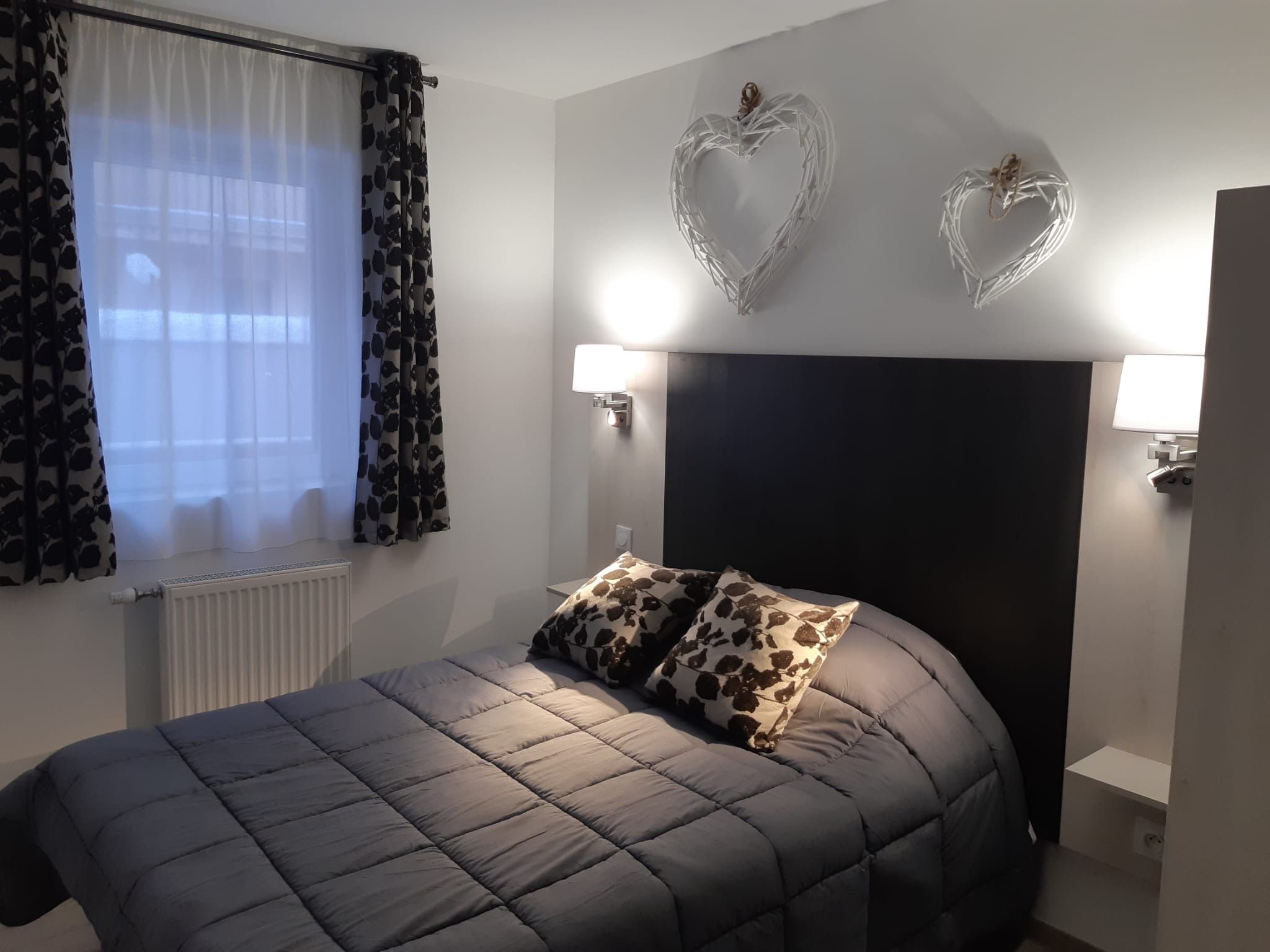 image Come back here to rest after a day on the pistes, in a bedroom with a double bed by a bright window.