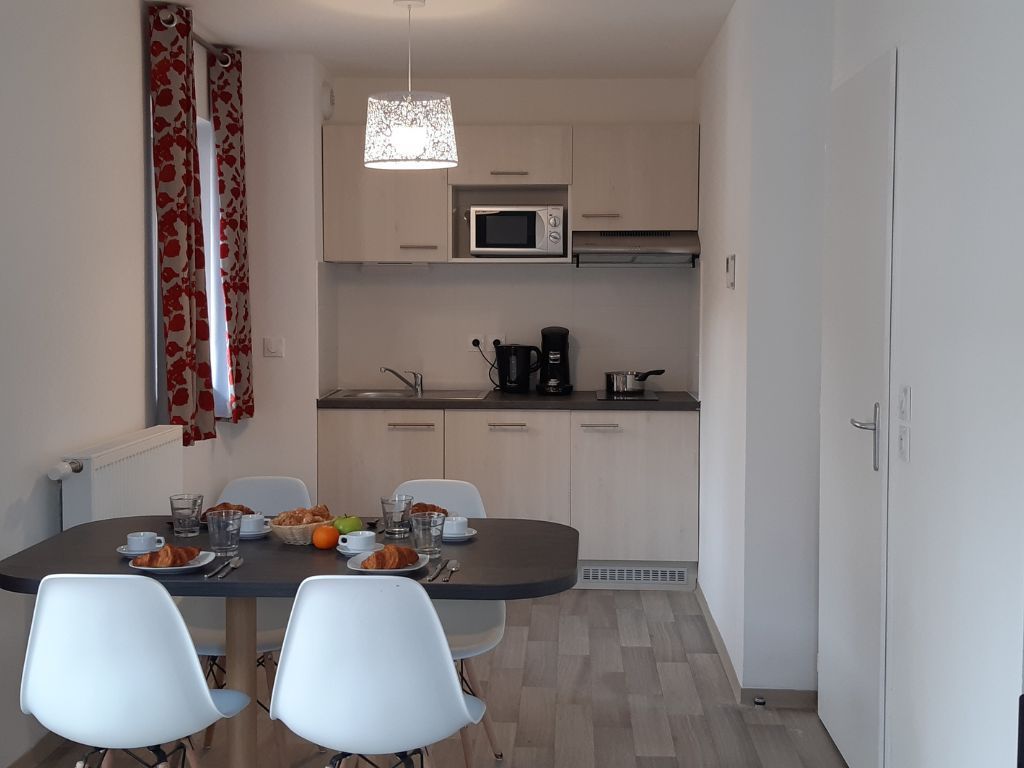 image Kitchenette with a ceramic hob, microwave, dishwasher, and pod coffee machine for easy meals.