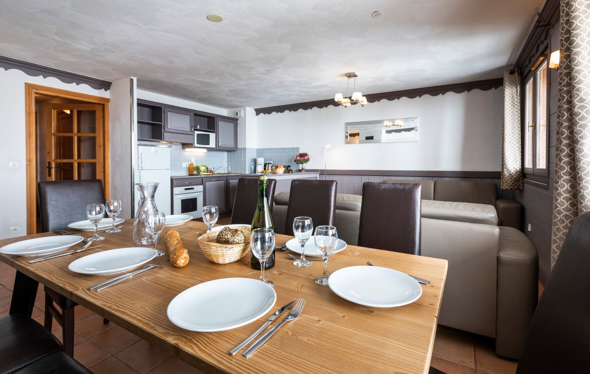 image Share a meal with friends and family, with the kitchen within easy reach.