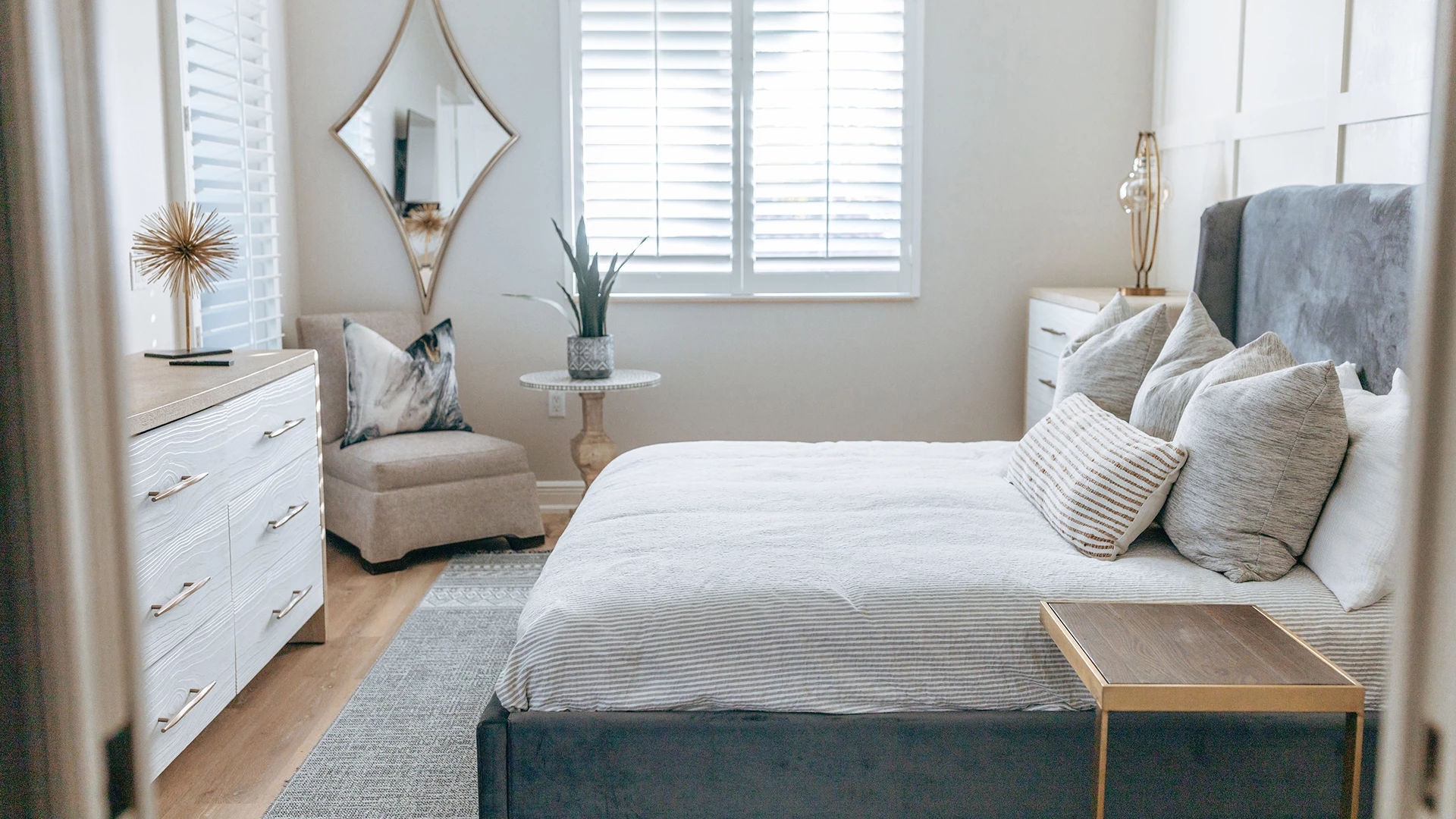 image Bedroom with bed and cushioned pillows