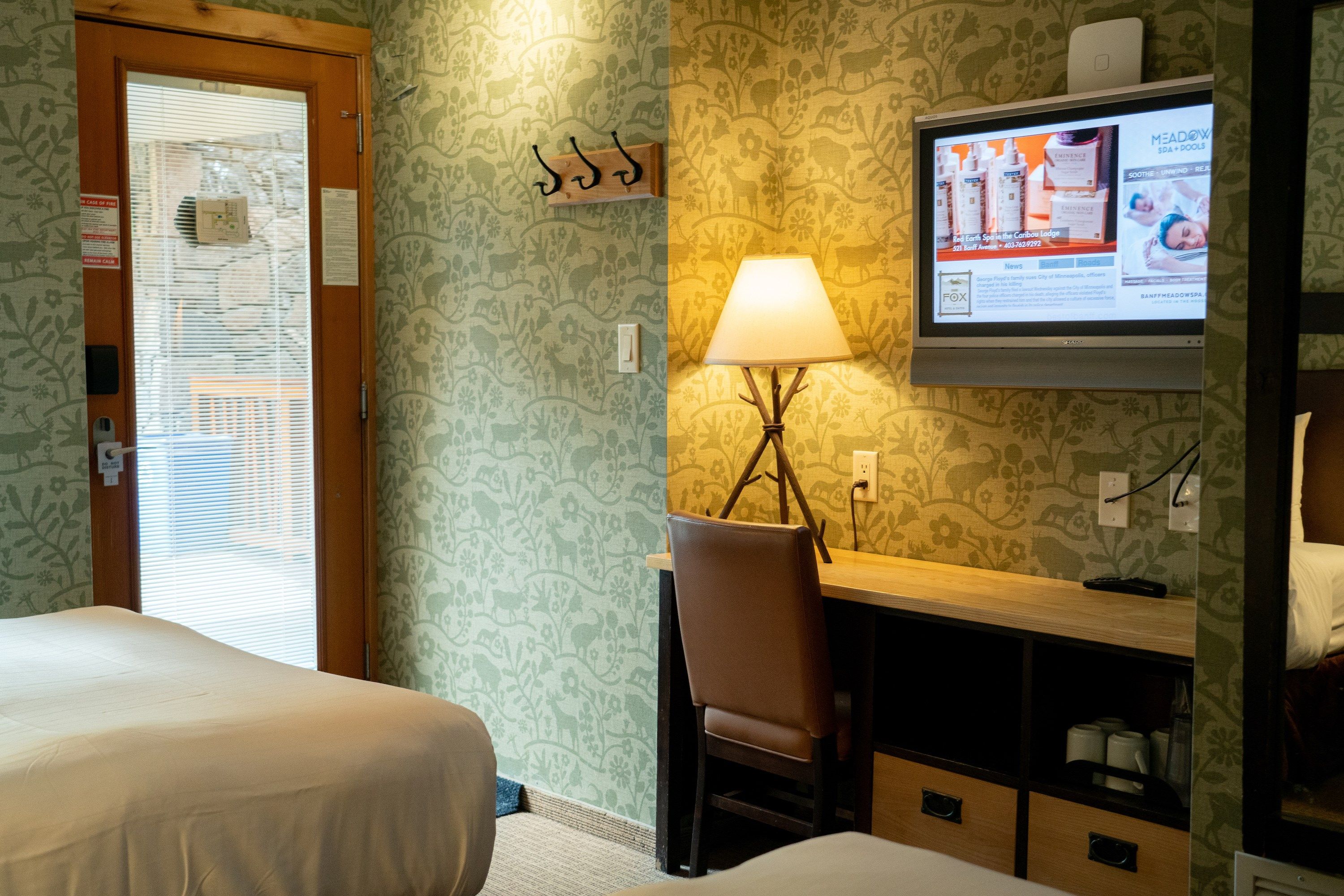 image Curl up with your loved ones to watch your favourite movie on the flat panel TV.
