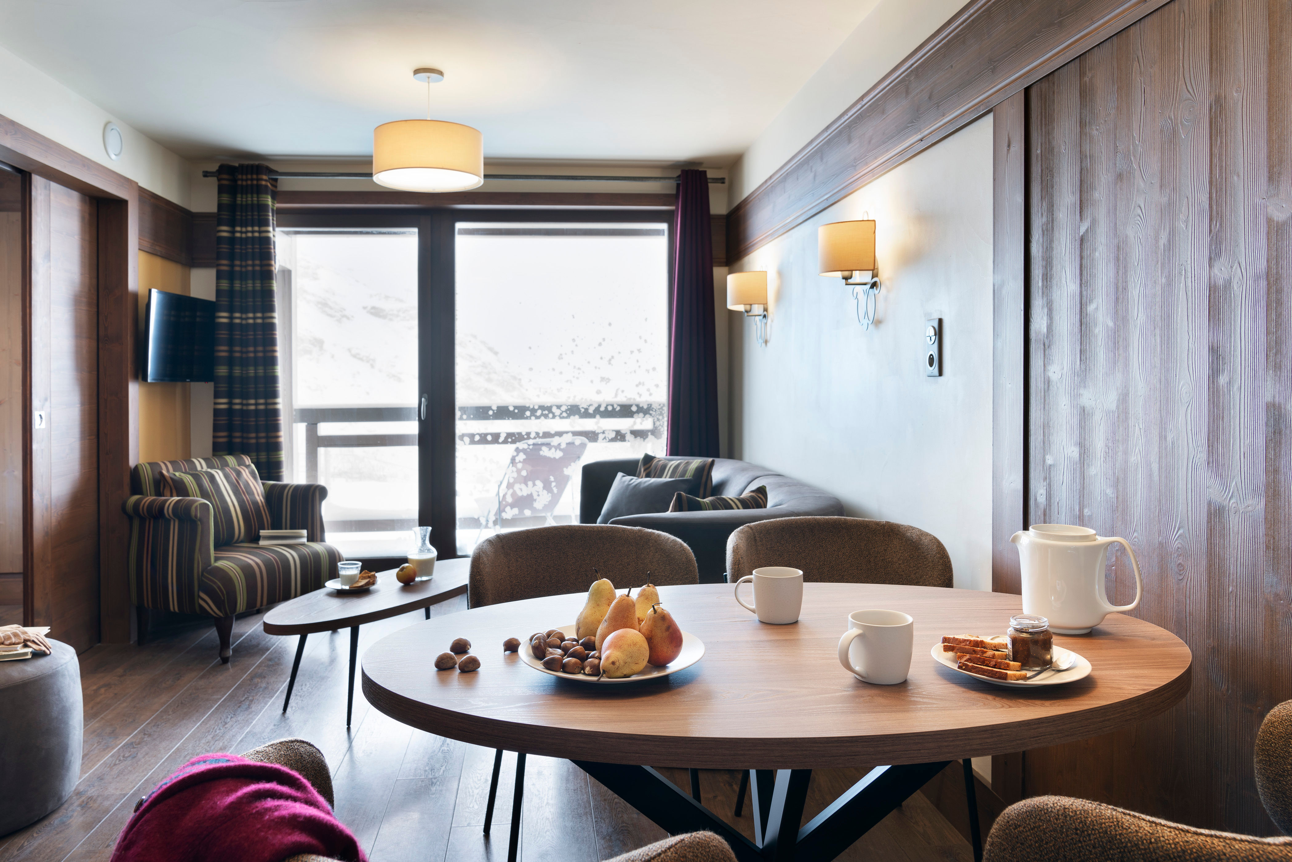 image A table made for swapping stories after a day on the pistes, with alpine warmth all around.