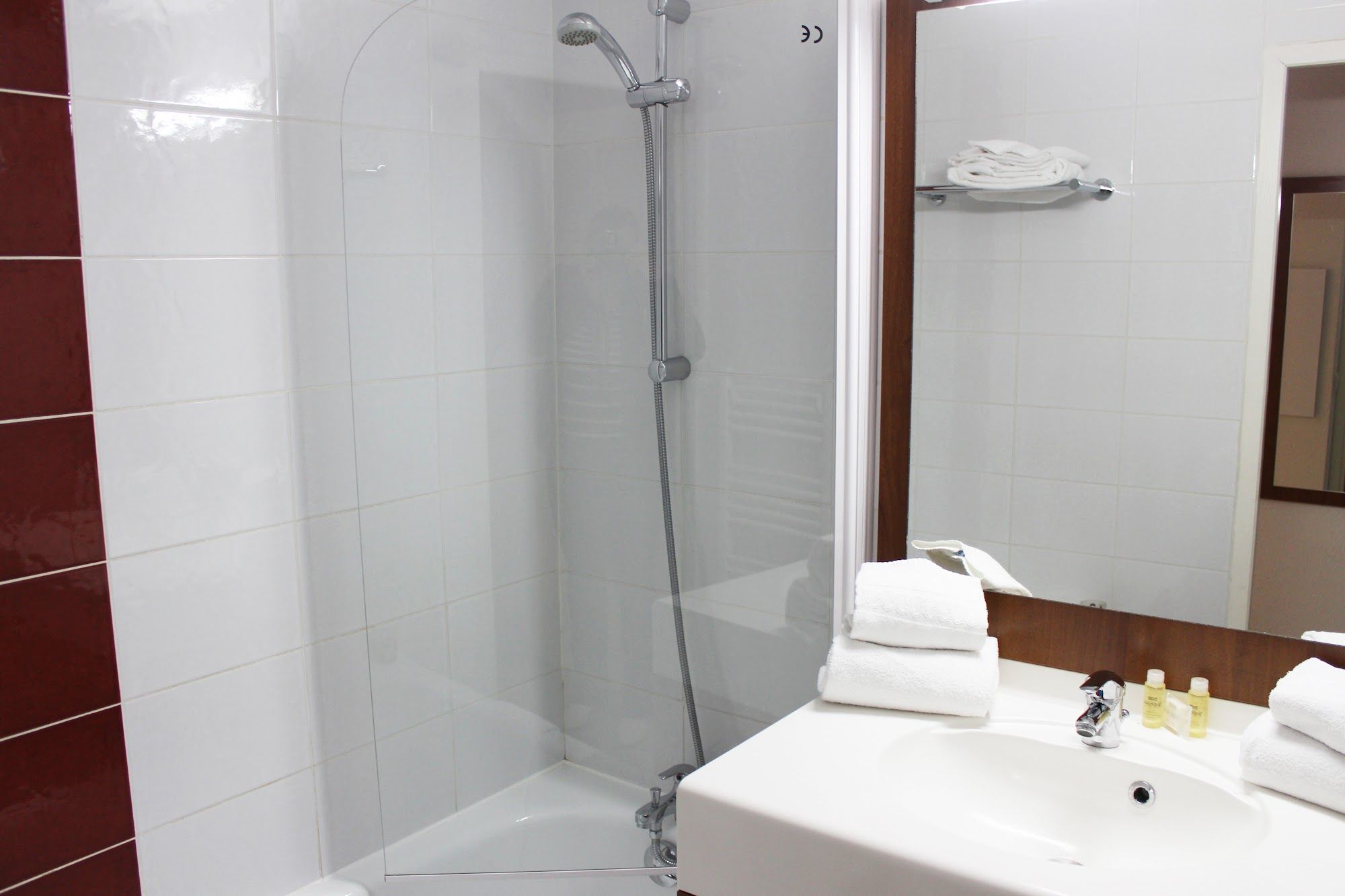 image Fresh towels and a modern sink, ready after a day on the pistes.