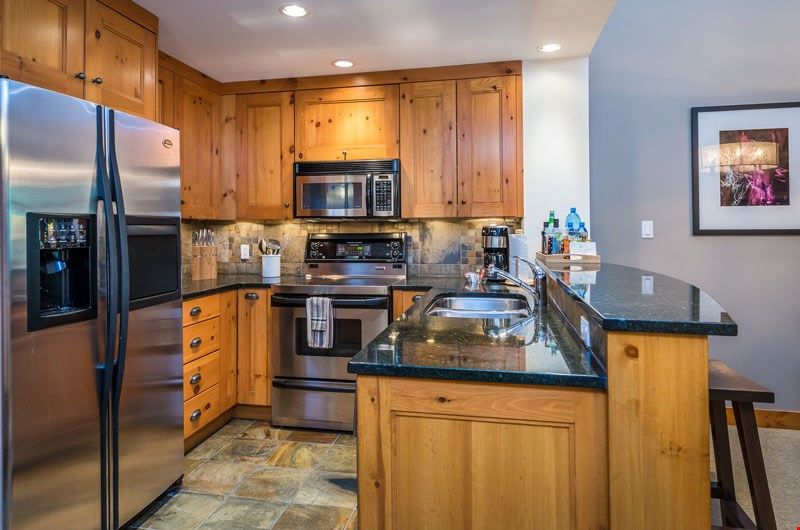 image Prepare meals in the fully equipped kitchen and enjoy them together at the dining table.