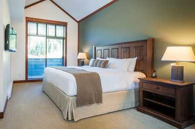 Bedding configurations may vary per unit.