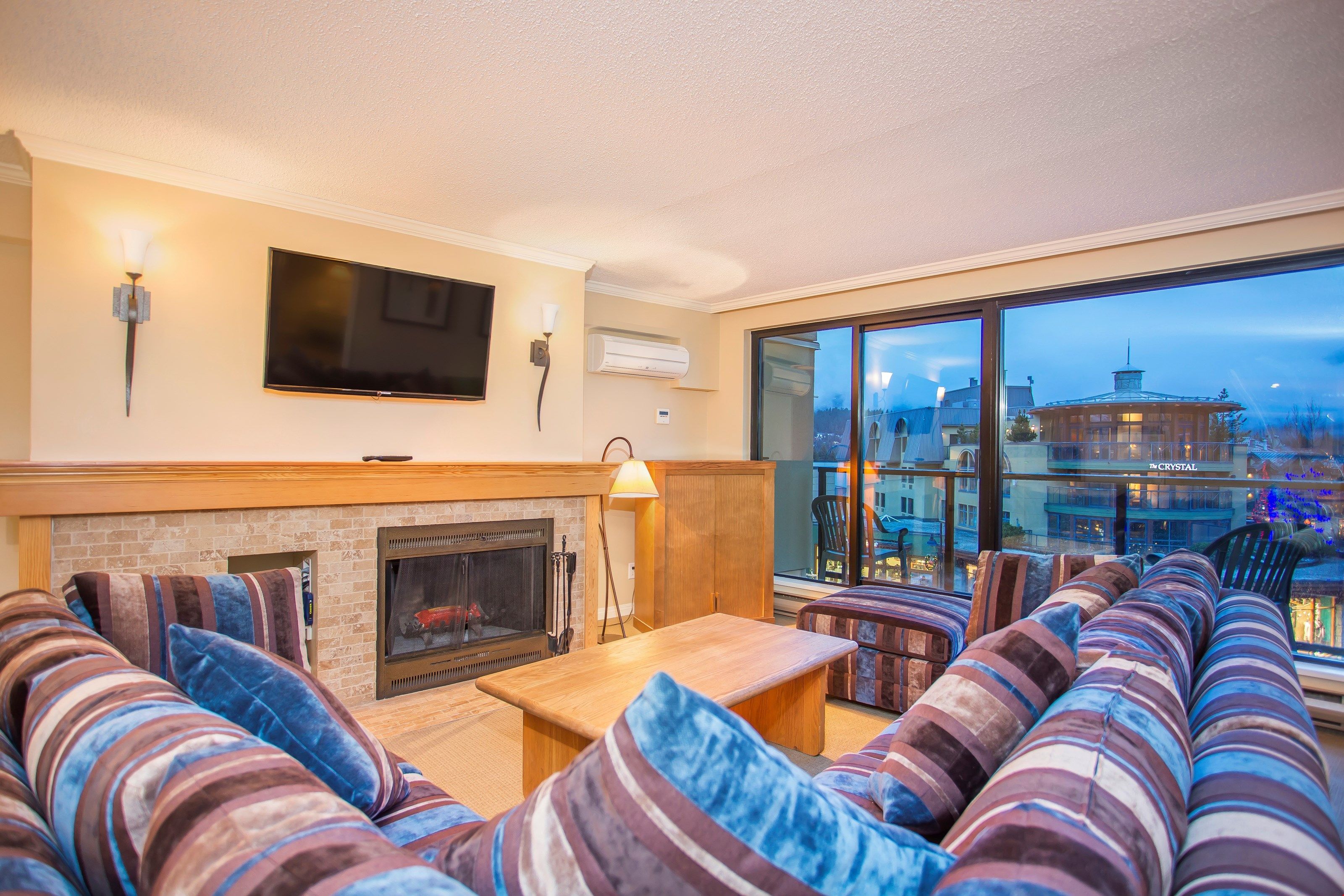 image Kick back your feet and relax in the spacious, bright living room.