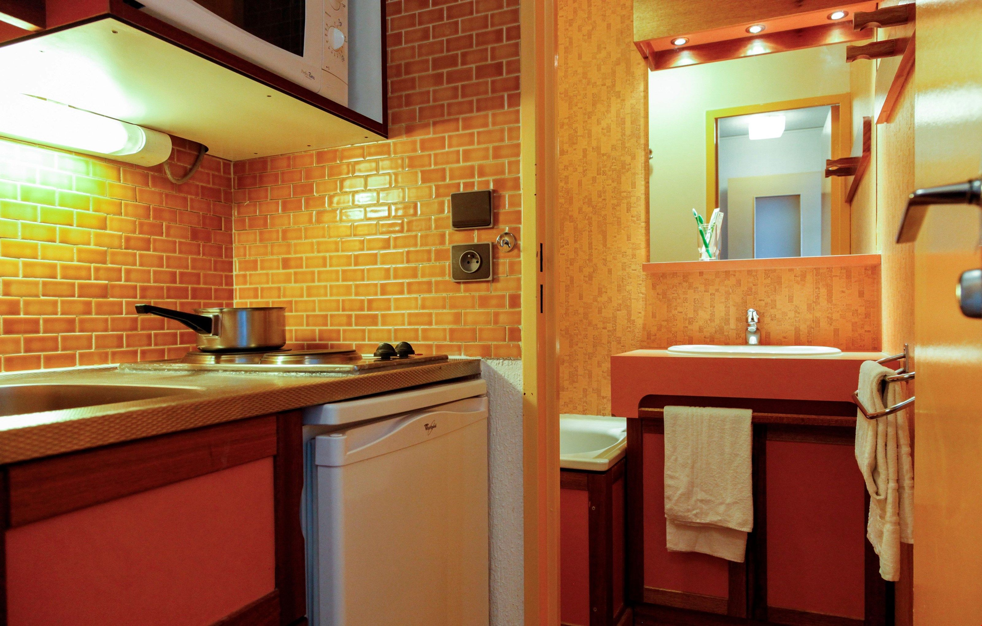 image Make a quick meal in the kitchenette.