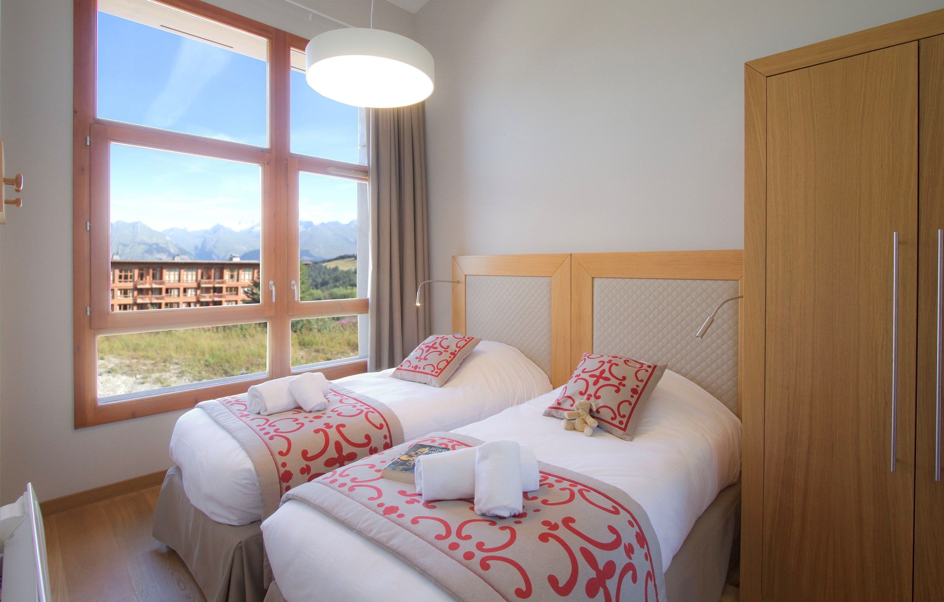 image There's either 2 Single beds or Bunks in the second bedroom. Views vary.