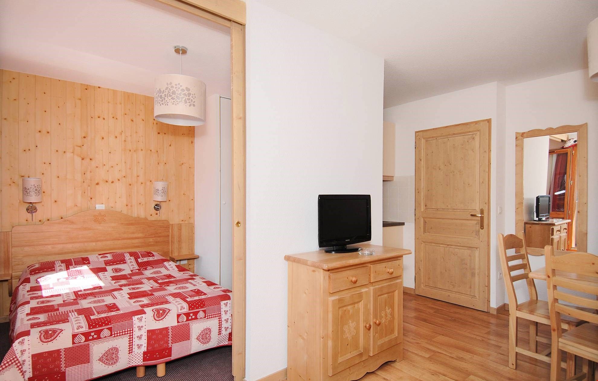 image This semi-detached chalet features 2 bedrooms with a Double bed and 2 Bedrooms with 2 Single beds.