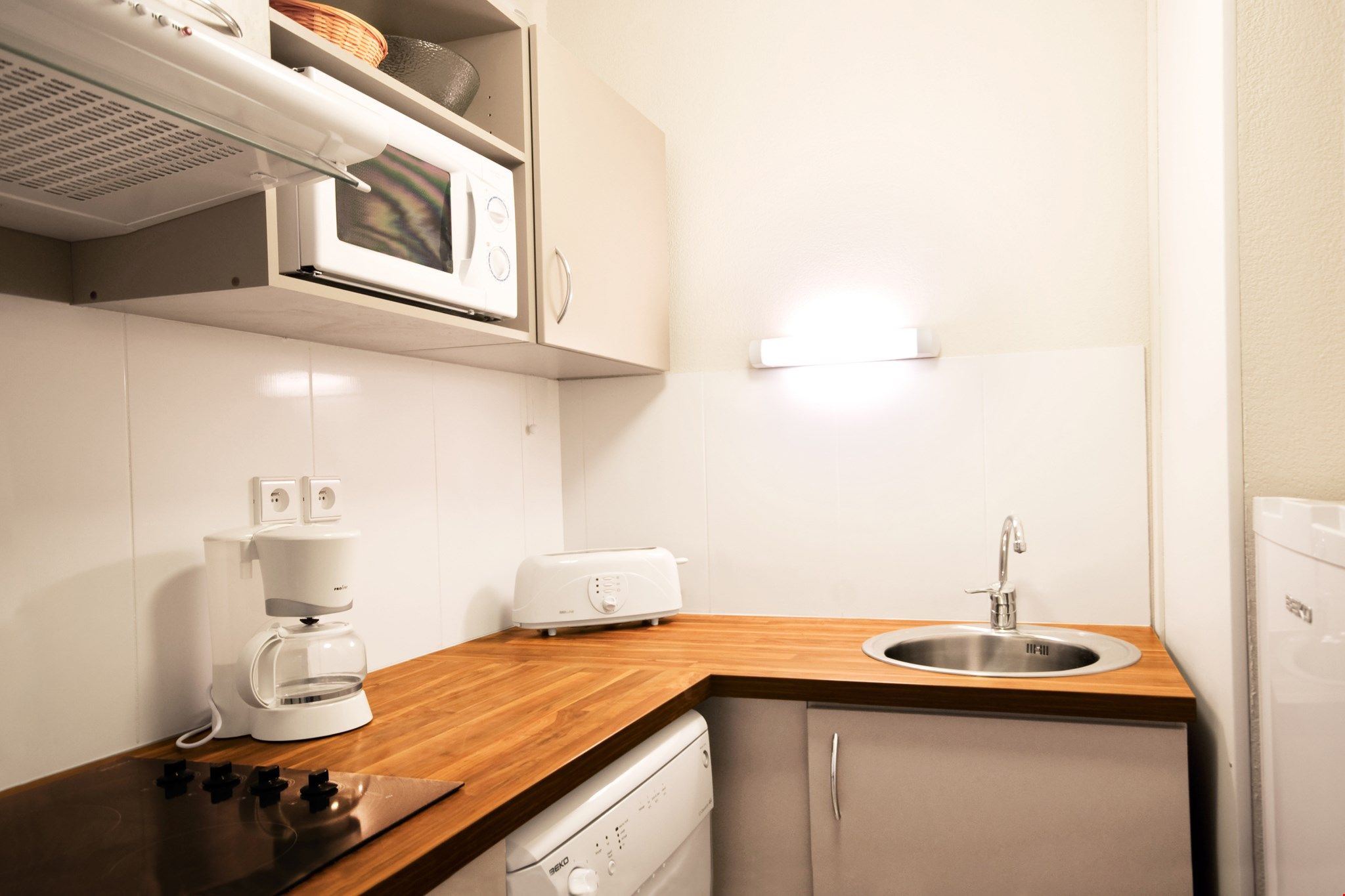 image Prepare small snacks in the kitchenette.