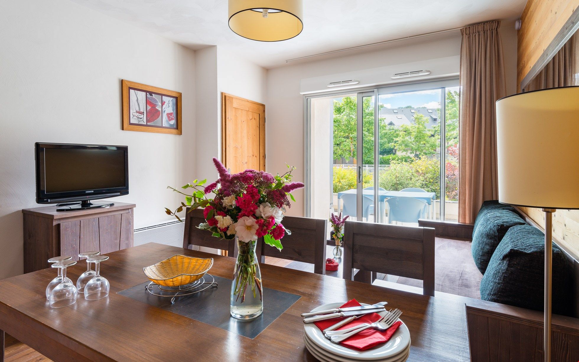 image Prepare meals in the kitchenette and enjoy them at the dining table.