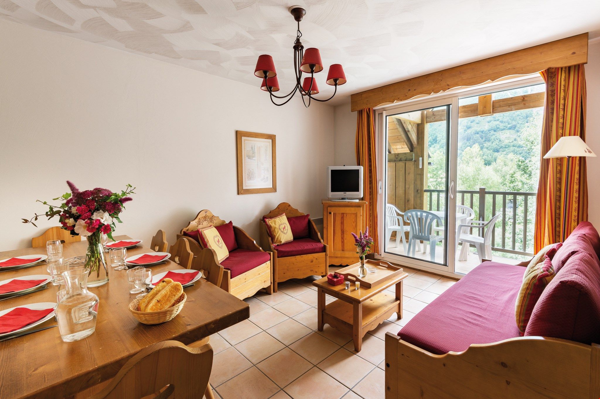 image Prepare meals in the kitchenette and enjoy them at the dining table.