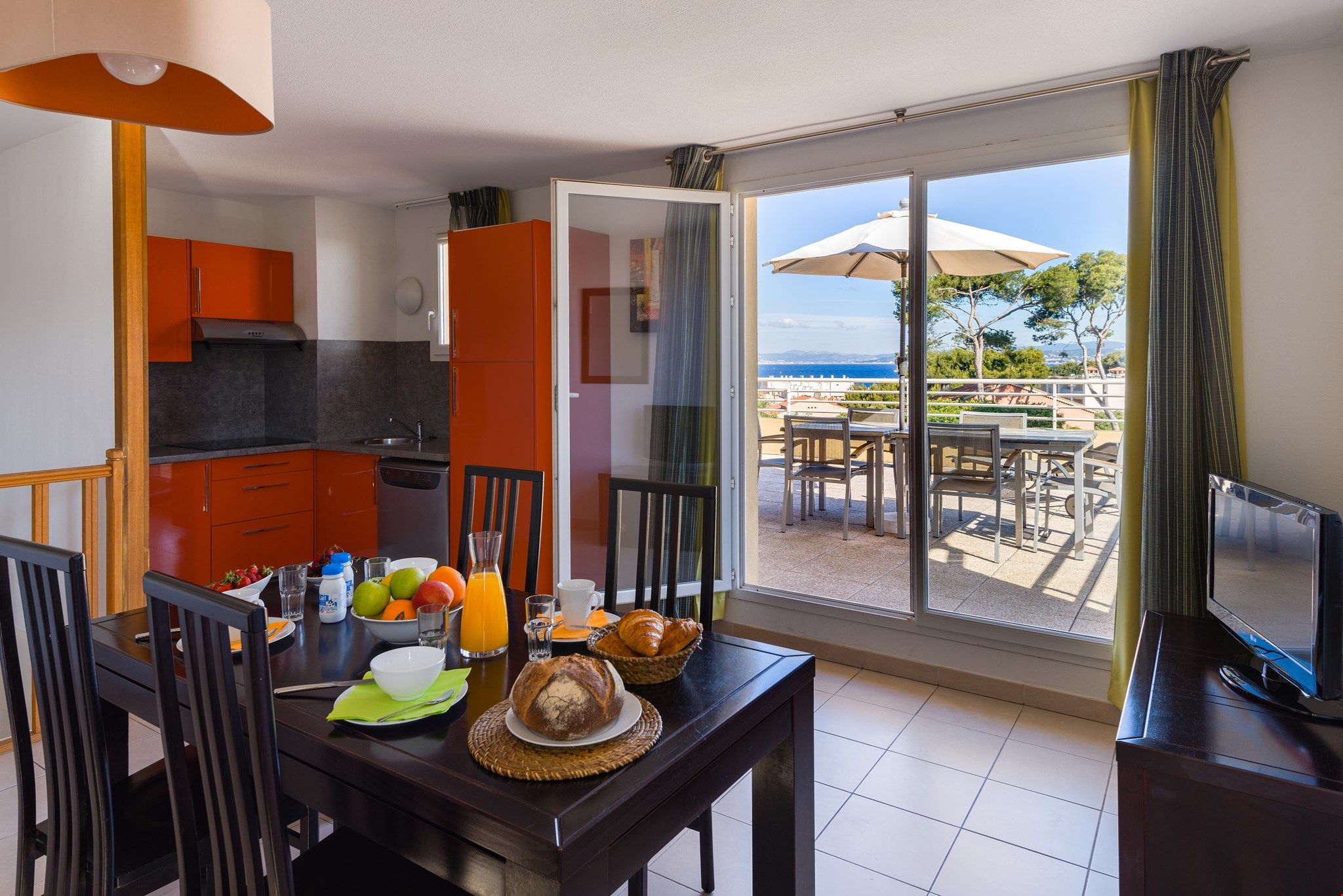 image Prepare meals in the kitchenette and enjoy them at the dining table.