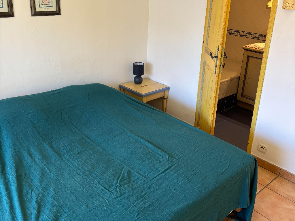 image Spacious bedroom with a large bed and plenty of natural light for a relaxing stay.