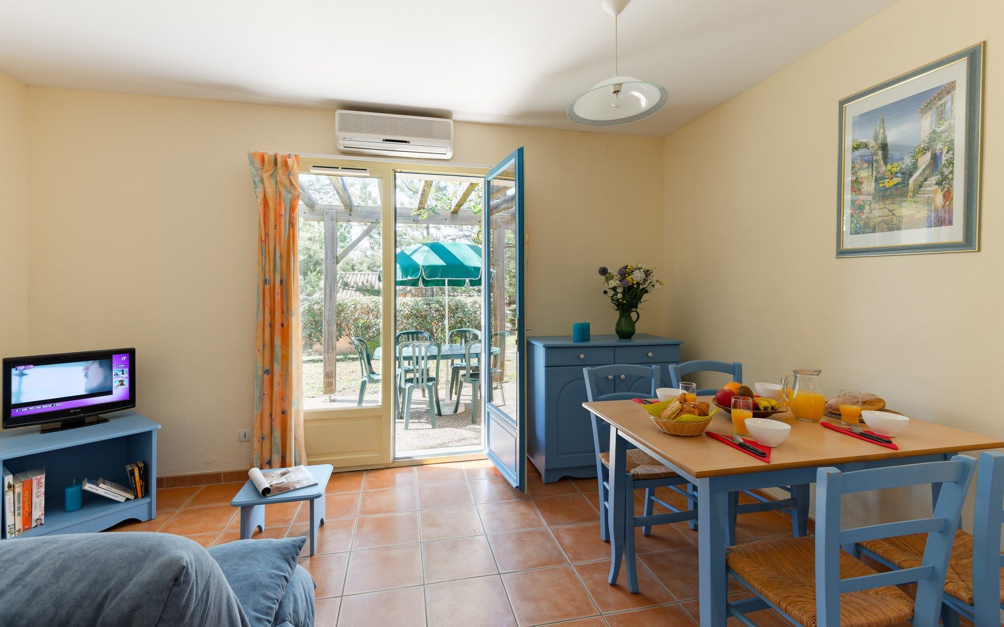 image Settle into the dining area and enjoy a nice meal.