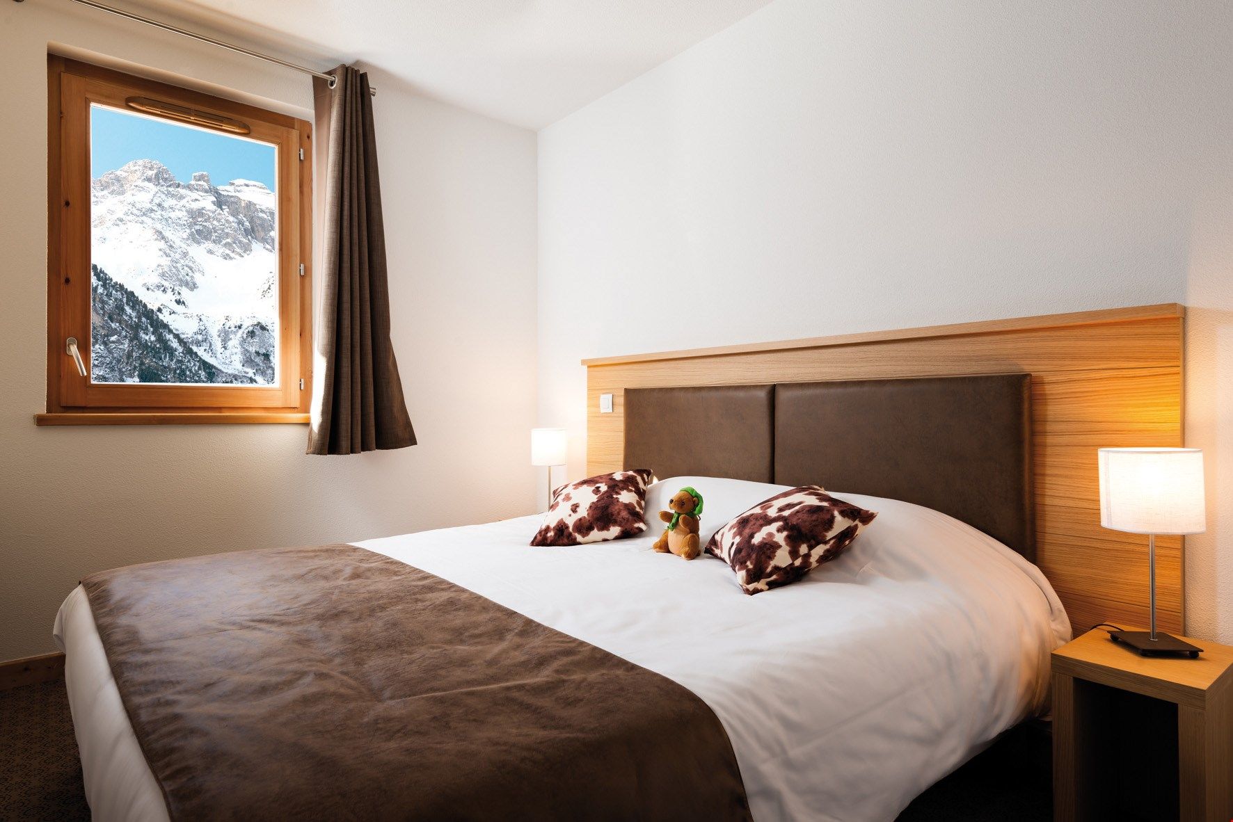 image Get a sumptuous night sleep on the plush Double bed in the bedroom