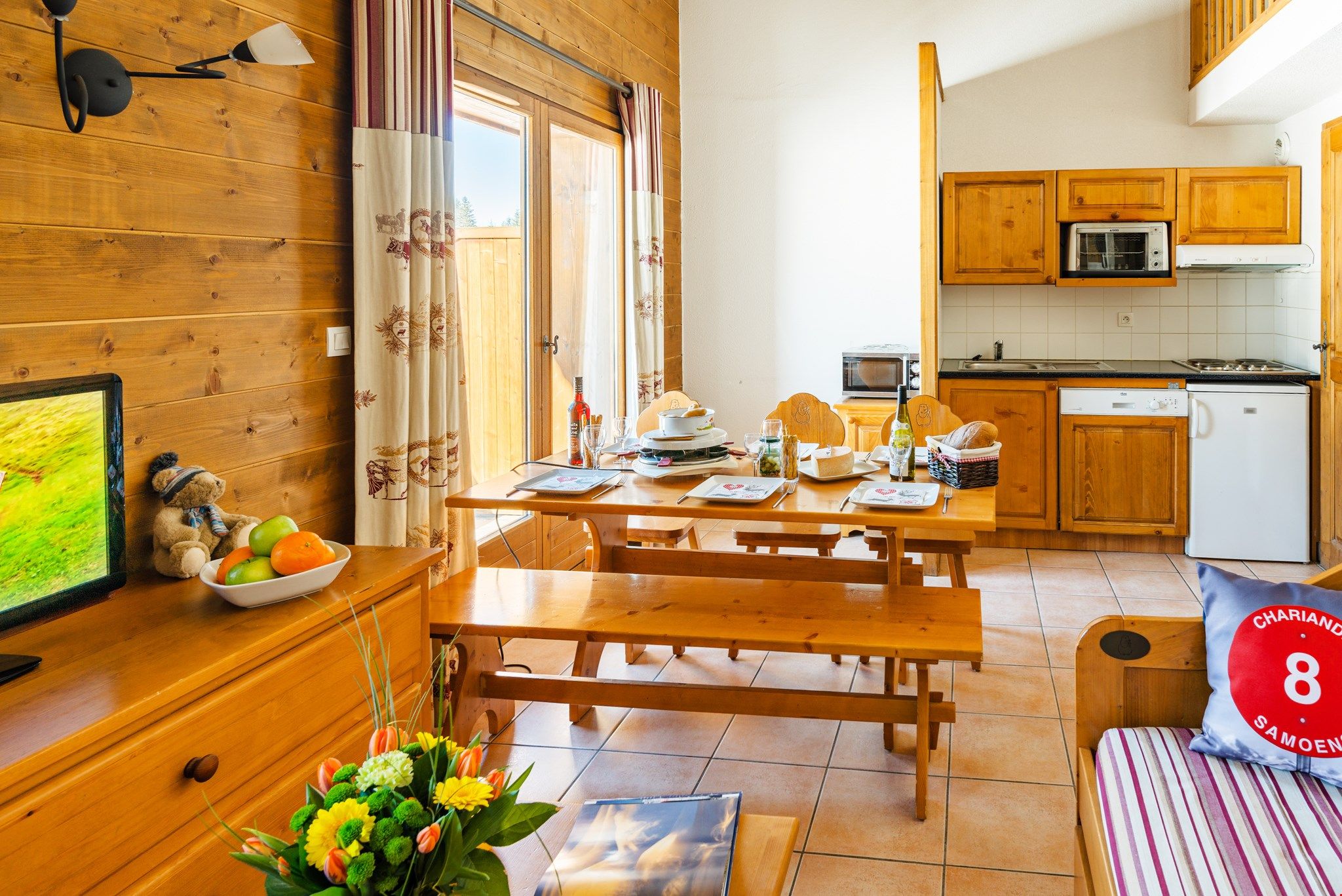 image Prepare meals in the kitchenette and enjoy them at the dining table.