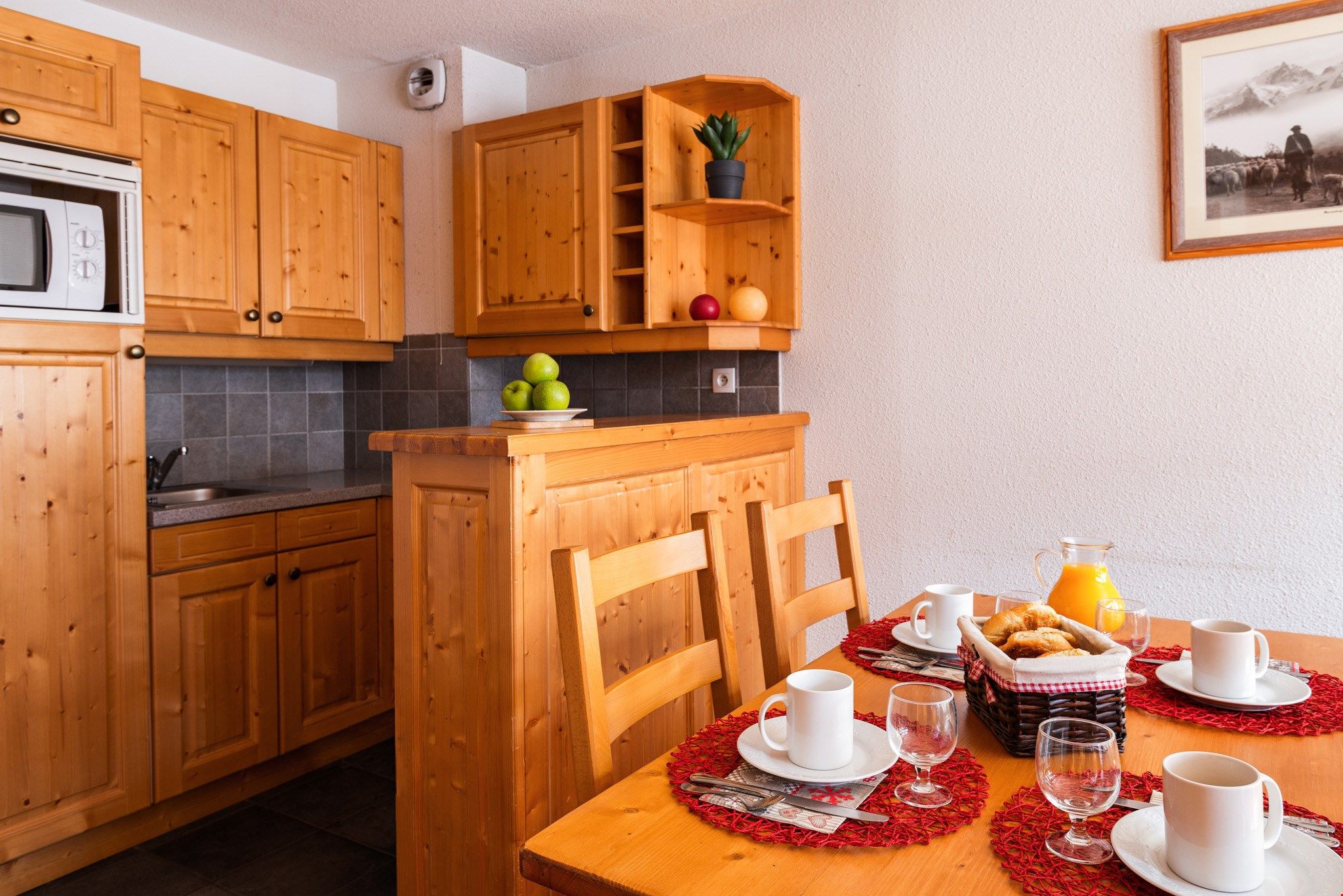 image Prepare meals in the kitchenette and enjoy them at the dining table.