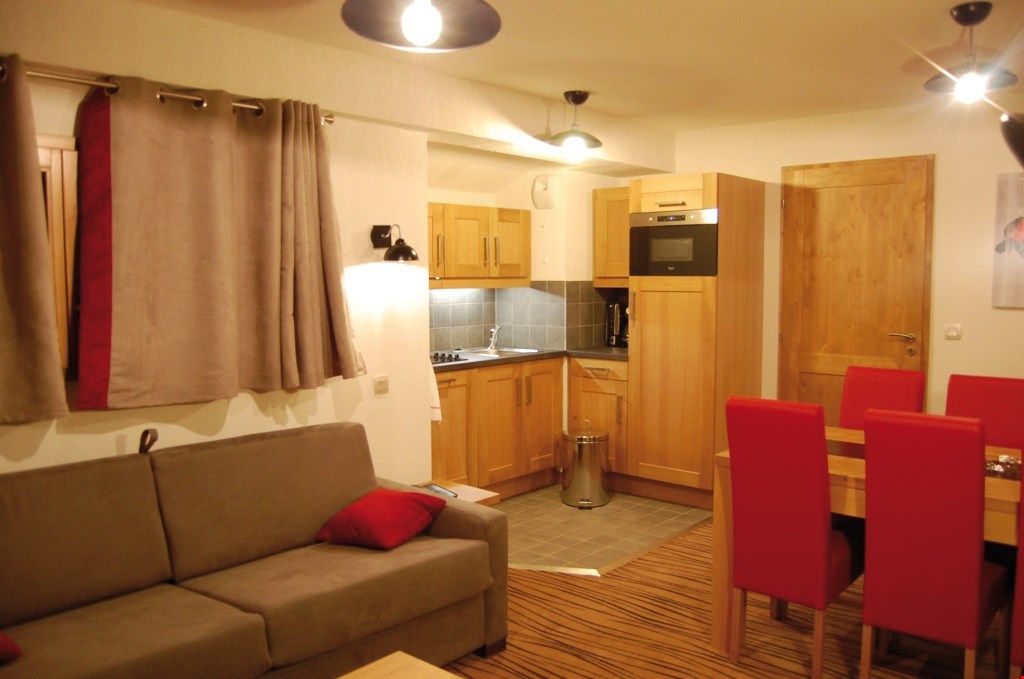 image Prepare meals in the kitchenette and enjoy them at the dining table.