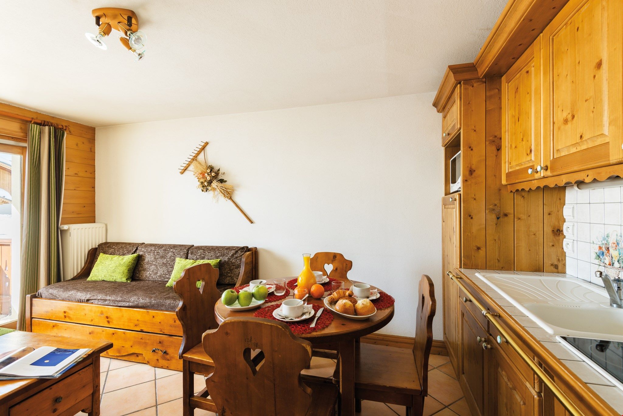 image Prepare meals in the kitchenette and enjoy them at the dining table.