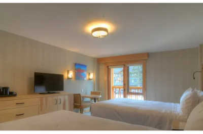 This room embody warm mountain elegance.