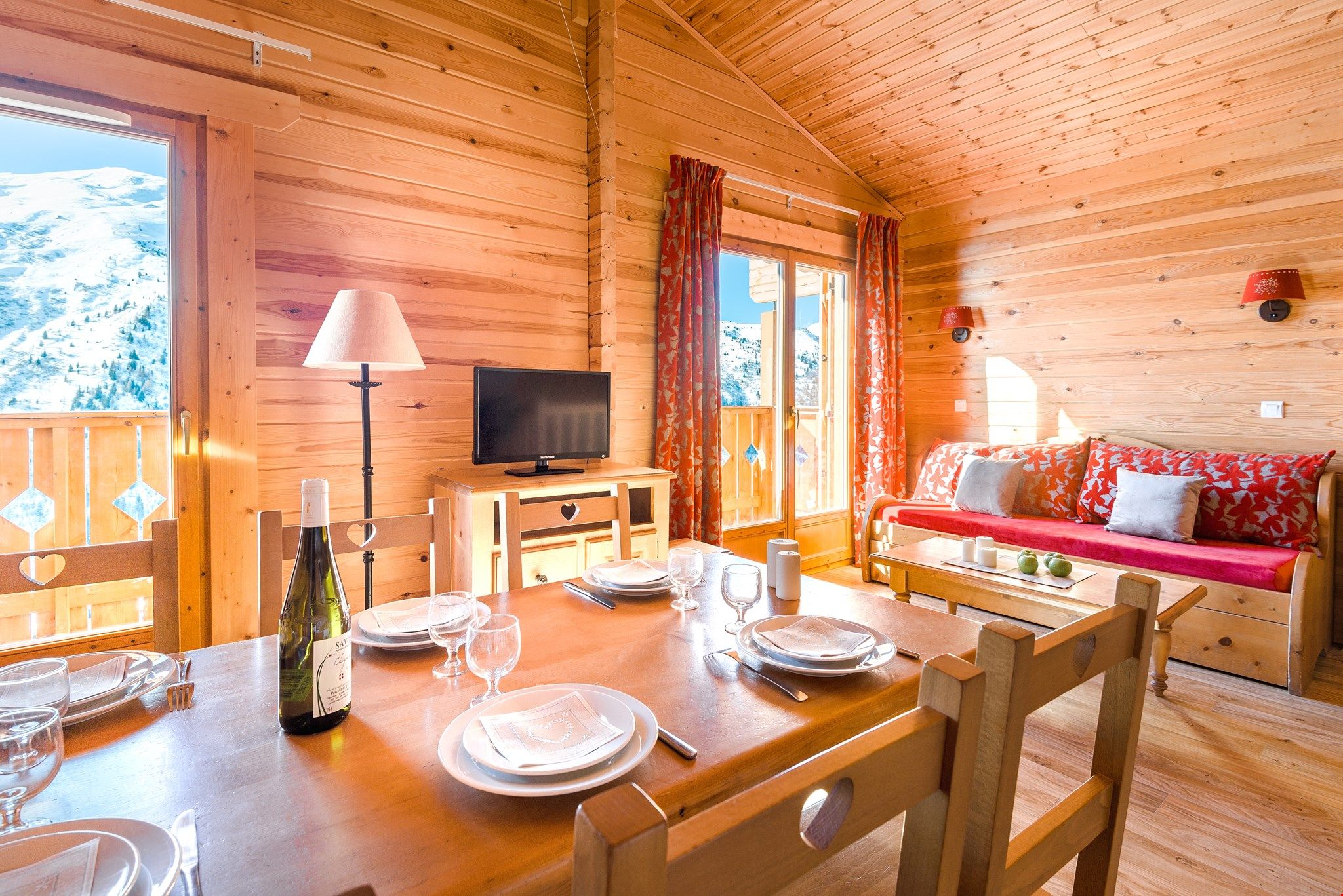 image Prepare meals in the kitchenette and enjoy them at the dining table (PLEASE NOTE that views vary).