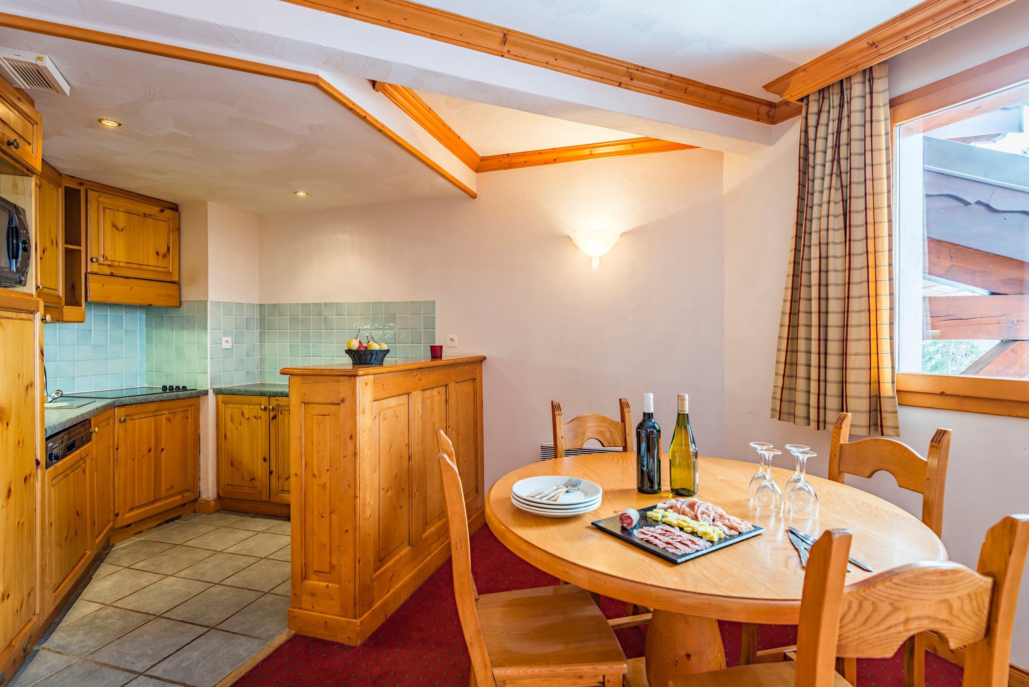 image Prepare meals in the kitchenette and enjoy them at the dining table.