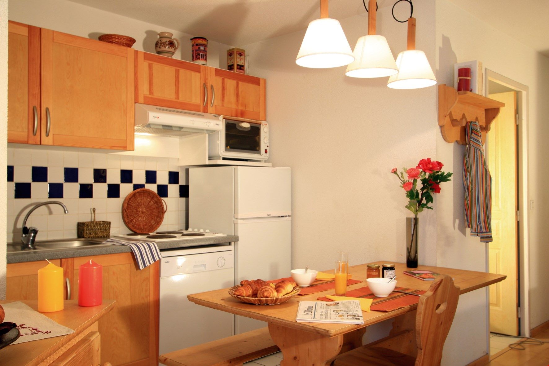 image Prepare meals in the kitchenette and enjoy them at the dining table.