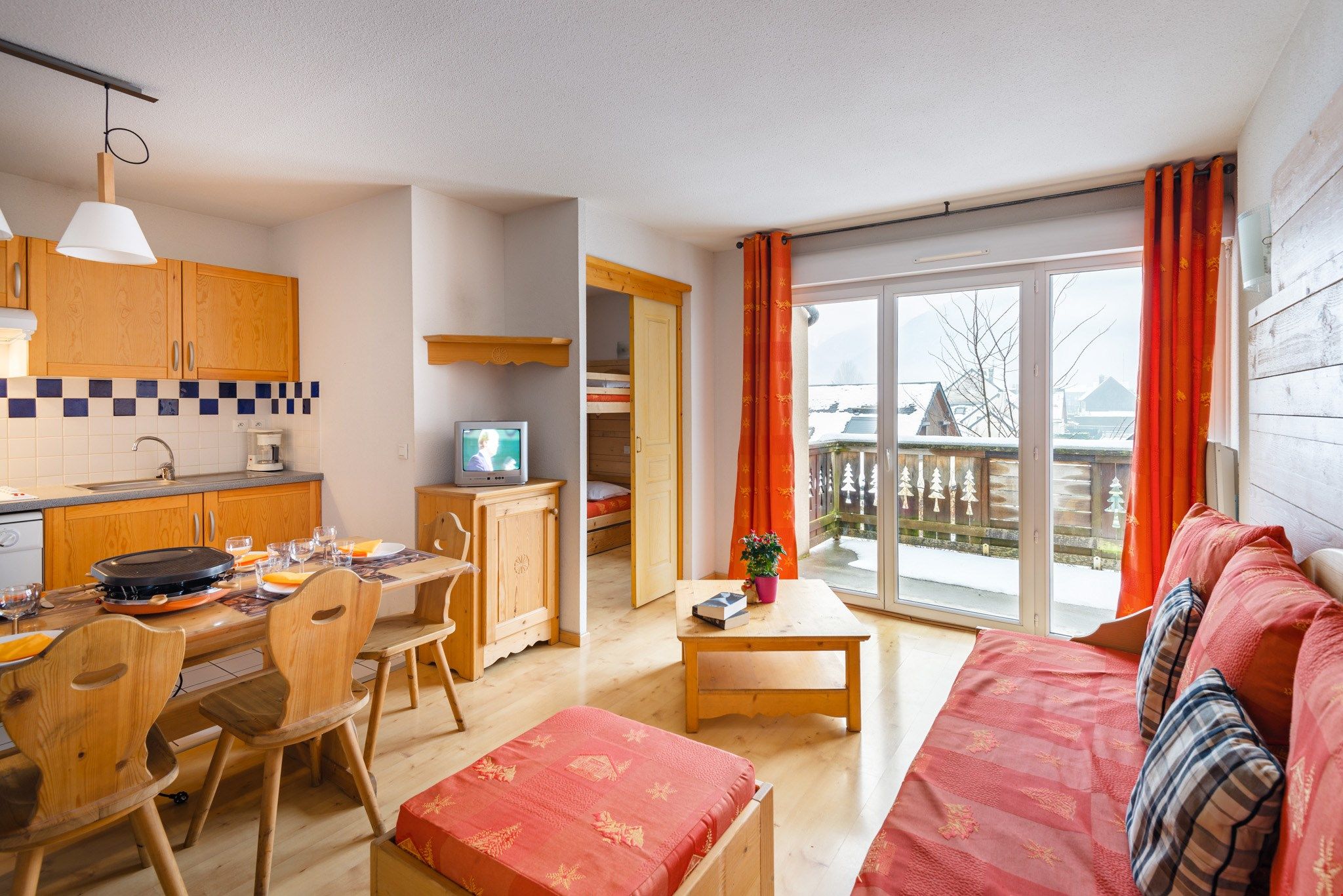 image Prepare meals in the kitchenette and enjoy them at the dining table.