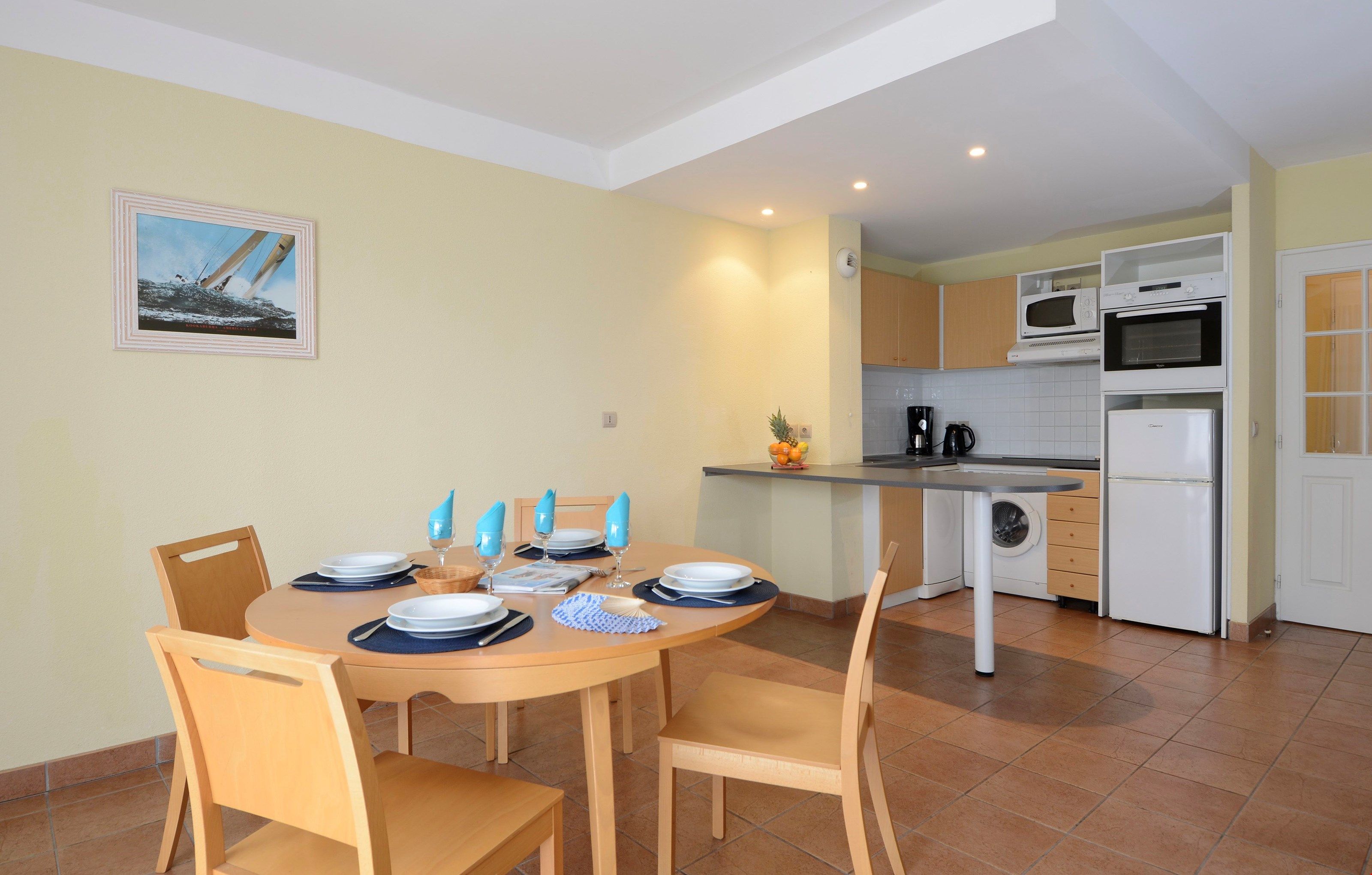 image Prepare meals in the kitchenette and enjoy them at the dining table.