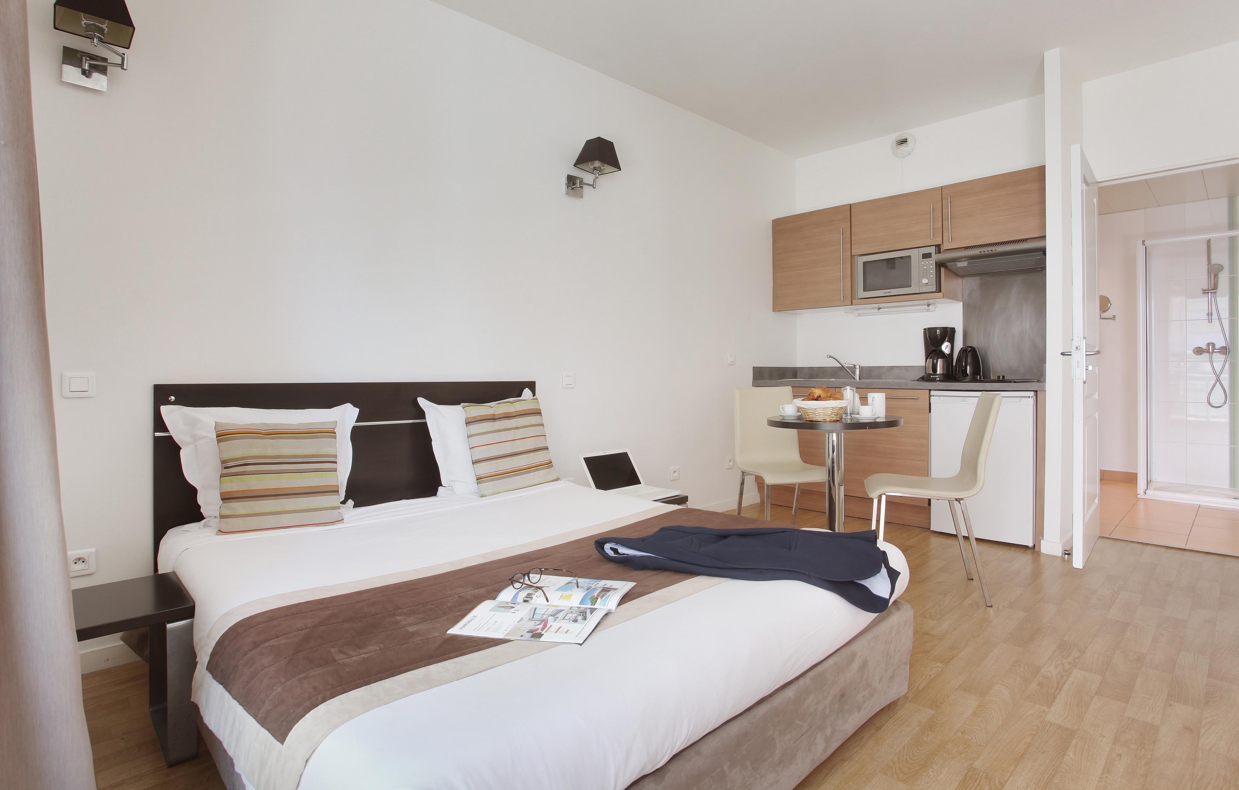 image Unwind in a roomy studio with a comfortable bed, seating area, and fully equipped kitchenette — ideal for small families or friends.