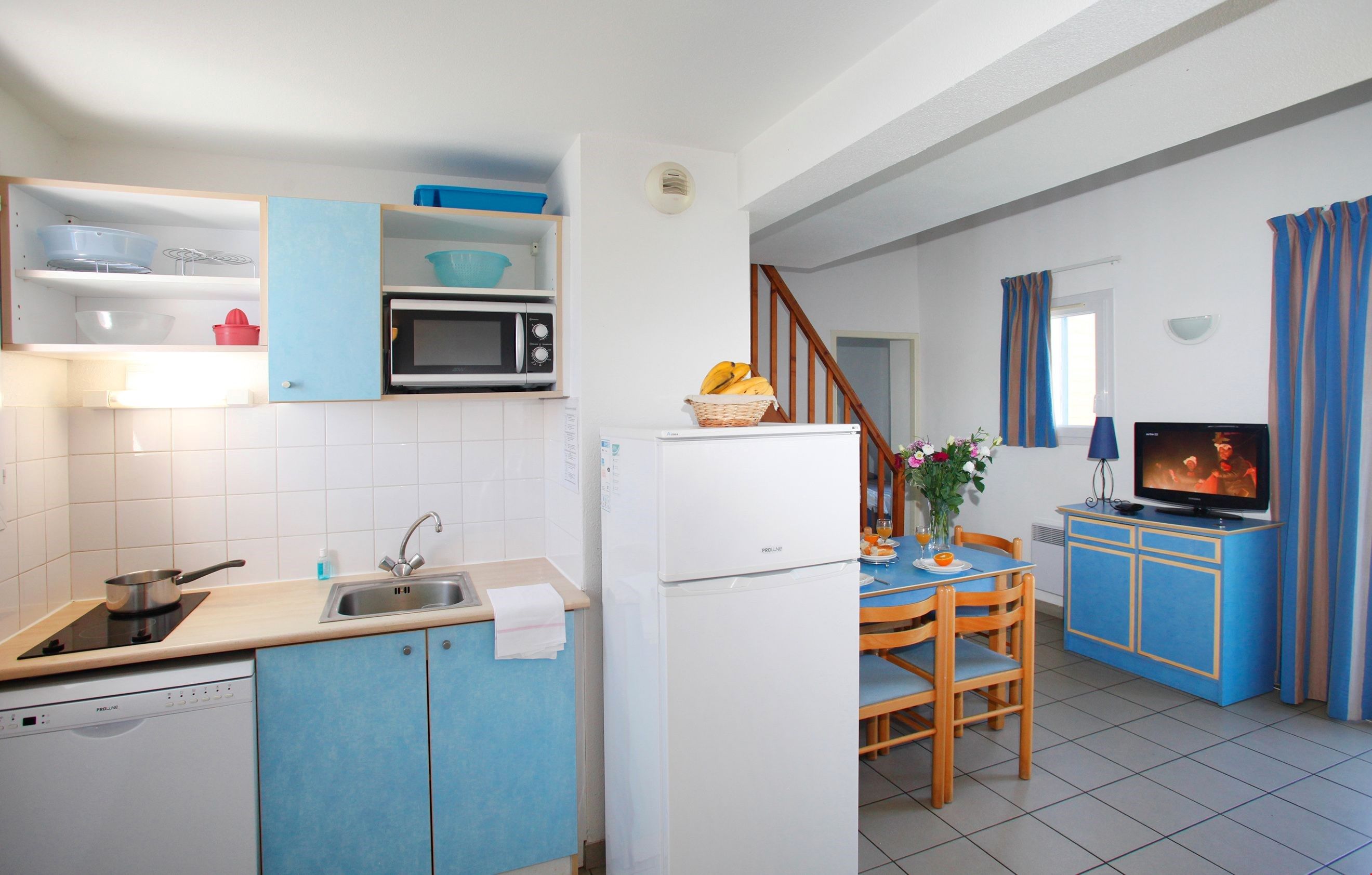 image Prepare meals in the kitchenette and enjoy them at the dining table.