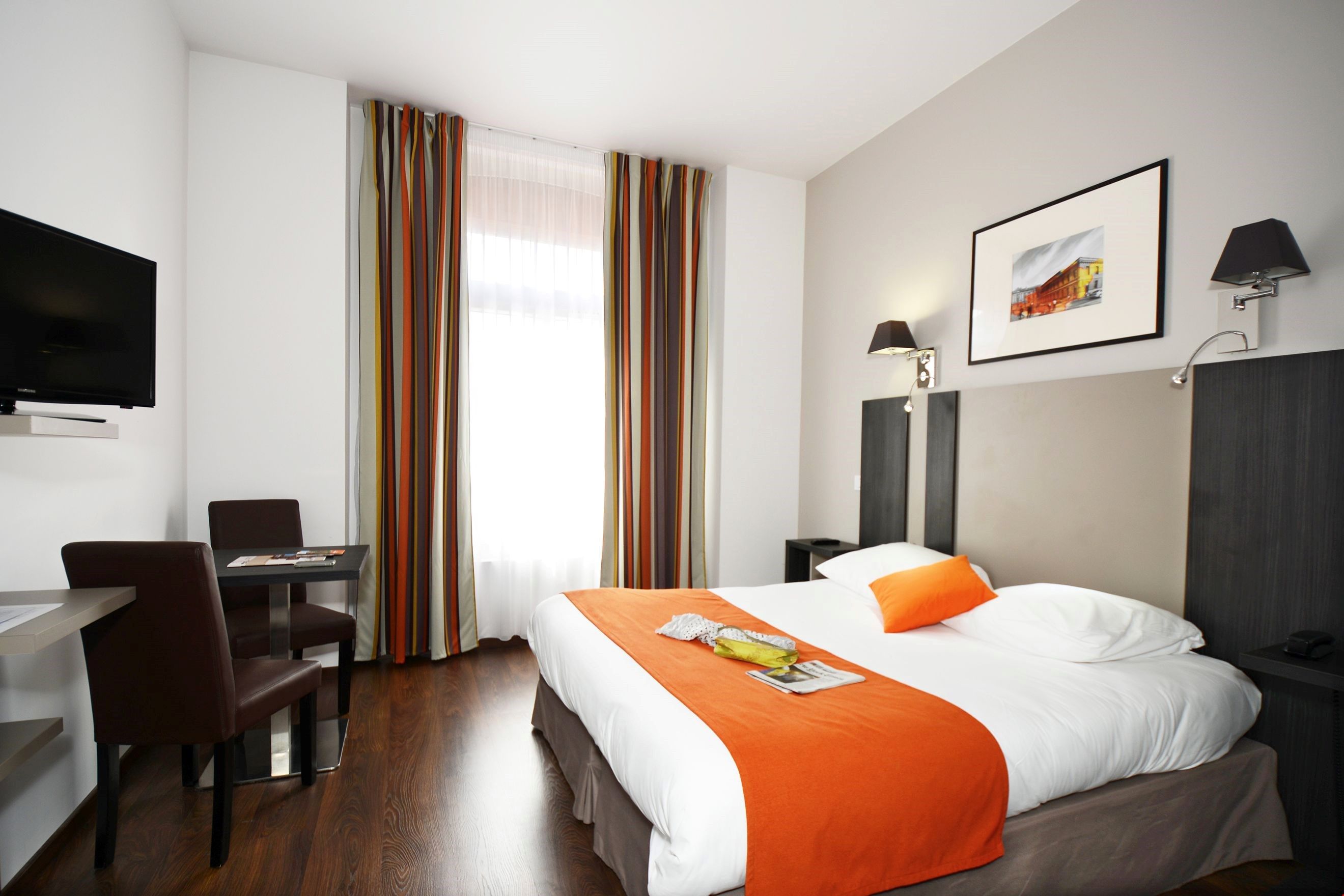image This suite has either 1 Double bed or 2 Single beds - let us know what you prefer!